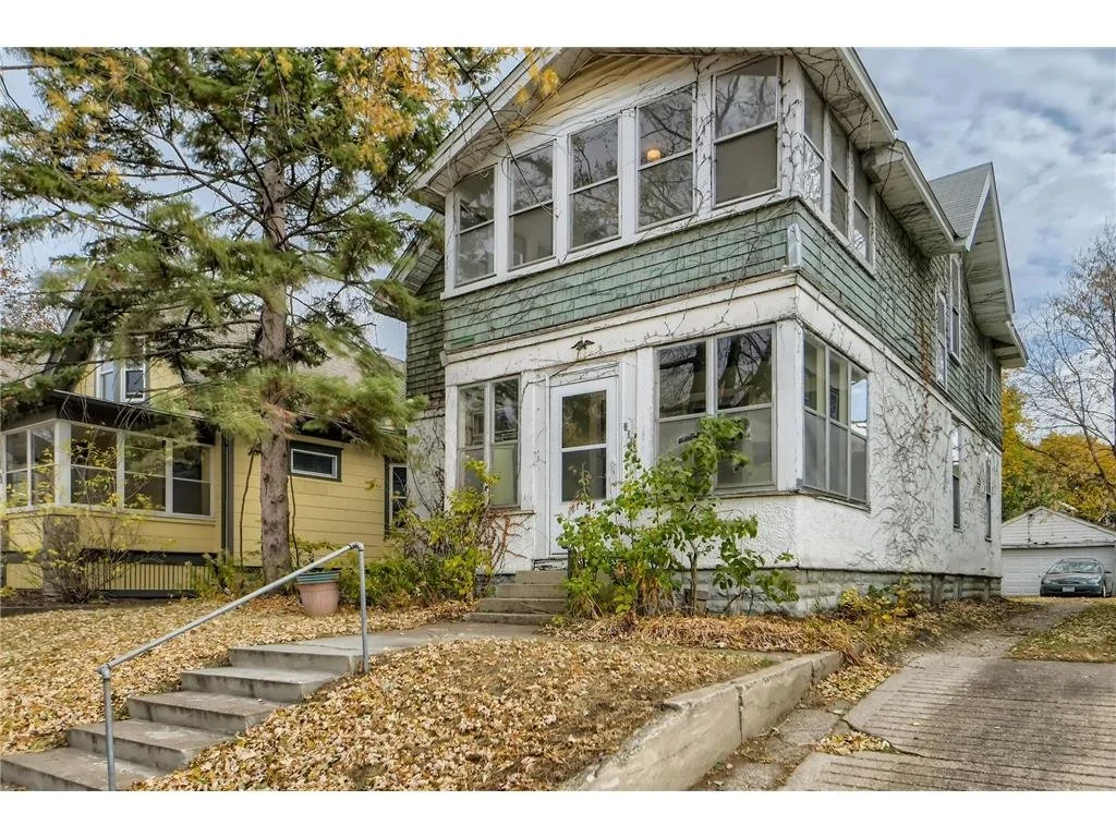 Address: 1034 14th Ave SE Minneapolis, MN 55414
Represented: Buyer
Sold Price: $285,000
Close Date: 1/25/23