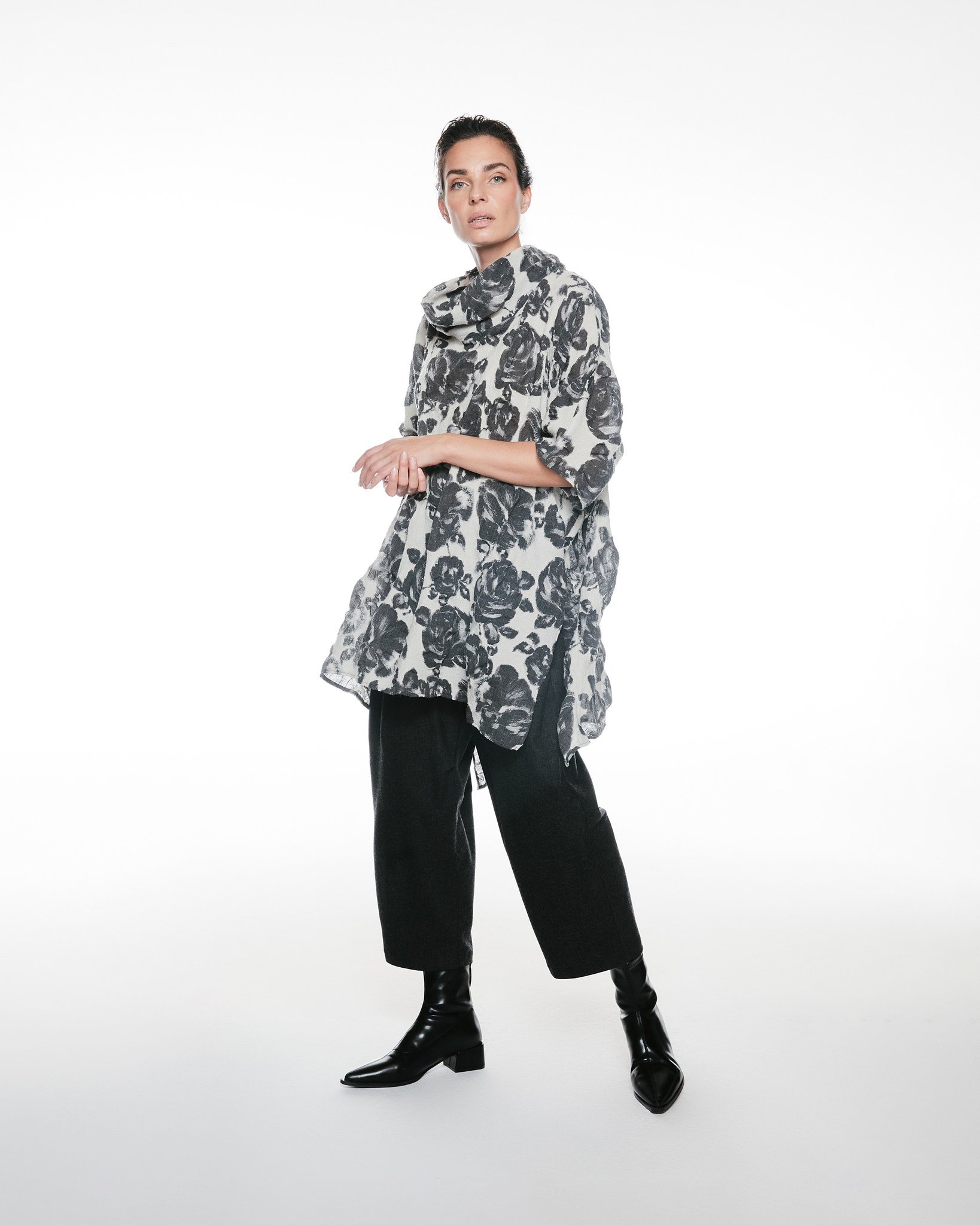 Featuring: Tunic Lantana

This cropped floral jacket does all the talking, structured yet soft, bold yet wearable. It instantly elevates a simple black base into a high-impact look.

For your customer: this is her go-to for lunch meetings, gallery op
