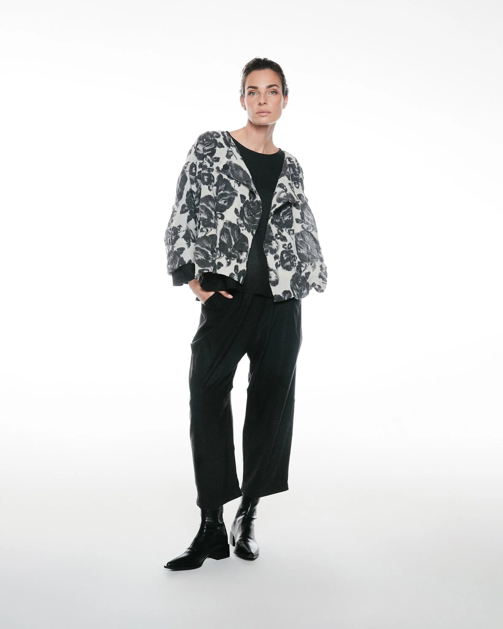 Featuring: Jacket Celosia

The piece that turns a simple outfit into a moment.

The cropped silhouette, soft volume sleeves, and bold monochrome floral strike that perfect balance between structure and ease. It feels elevated, but never overdone. 

F