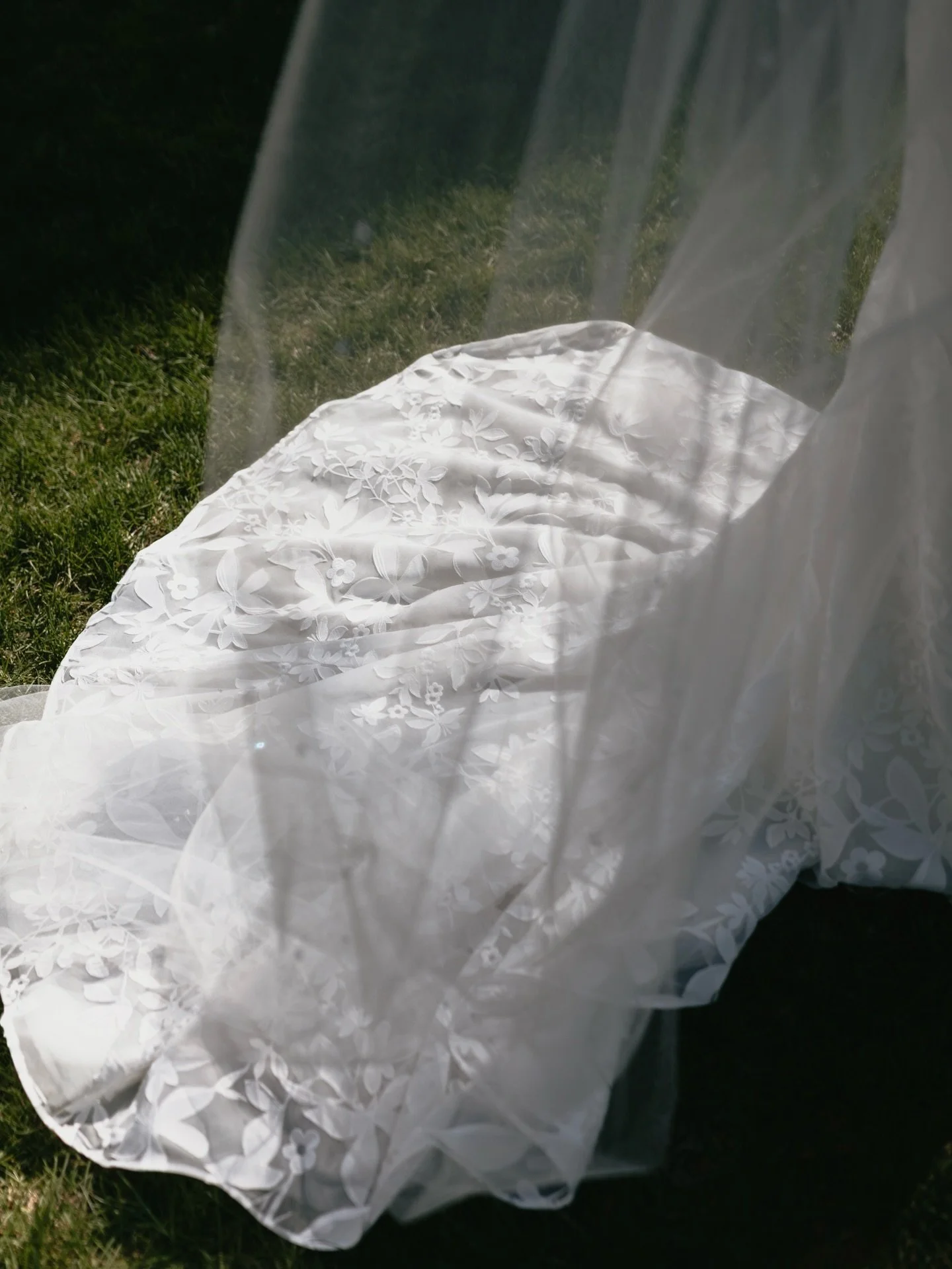 behind the scenes with the Tenbarges because spring wedding season is right around the corner 🤍💐🕊️

venue: @heritagehillevents 
photo: @themegaracollective 
video: @indyvidsllc 
beauty team: @eleven11.salon @beauty.byy.bae @hann_brooke_ @gracechap