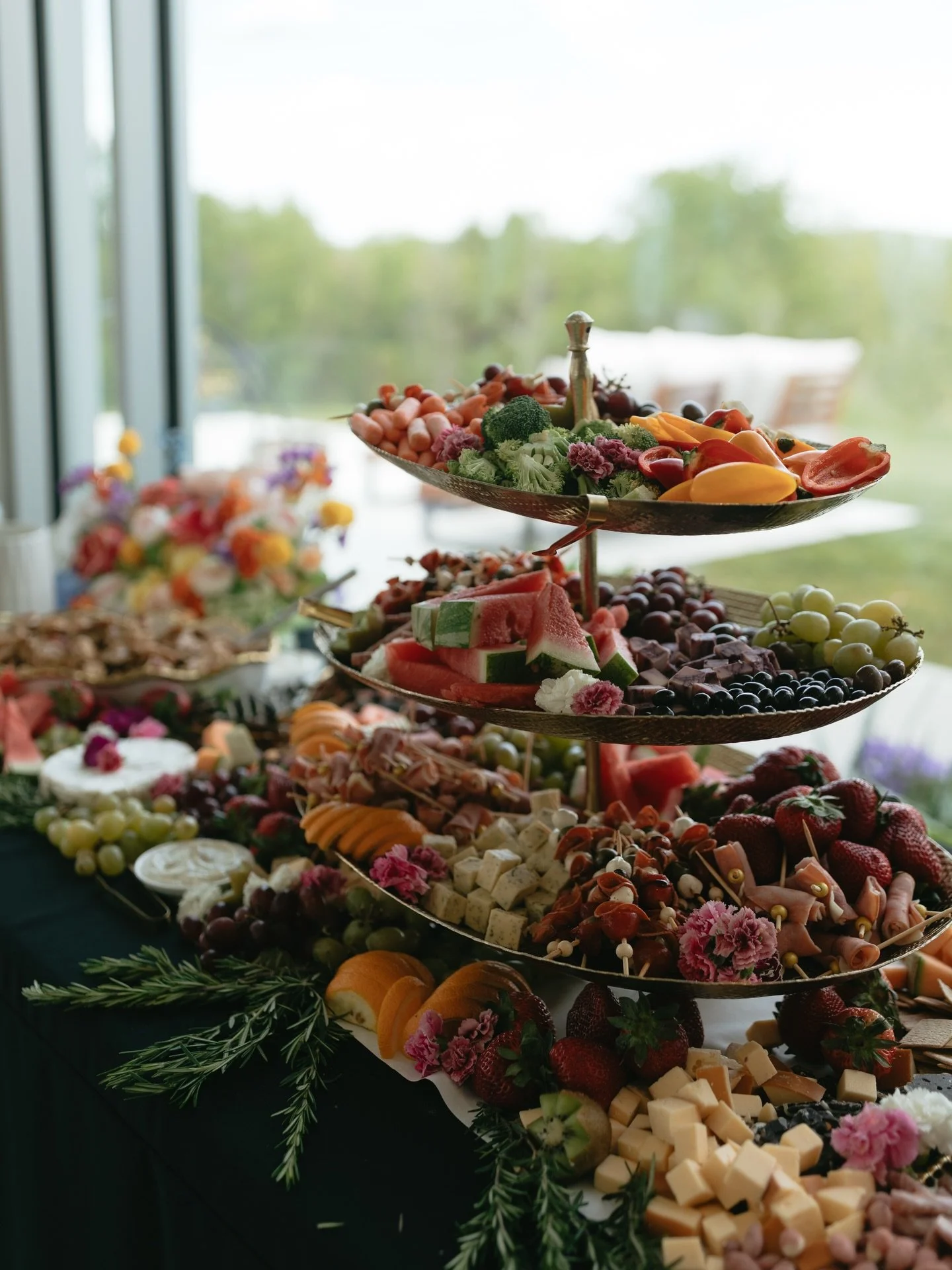 bright, colorful details at @theseventyfivevenue 🍊 loved this Hocking Hills venue overlooking the rolling hills!