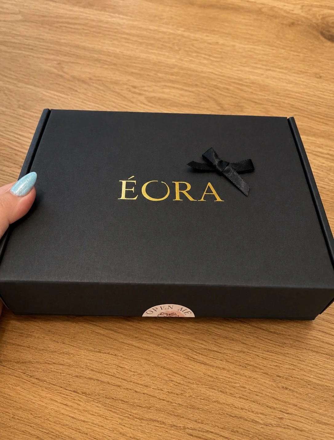 Έ&nu;&alpha; ά&rho;&omega;&mu;&alpha;. &Mu;ί&alpha; &delta;&iota;ά&theta;&epsilon;&sigma;&eta;. &Delta;ώ&delta;&epsilon;&kappa;&alpha; &sigma;&tau;&iota;&gamma;&mu;έ&sigmaf;.

&Tau;&omicron; &Eacute;ORA Scent Box &delta;&eta;&mu;&iota;&omicron;&upsil