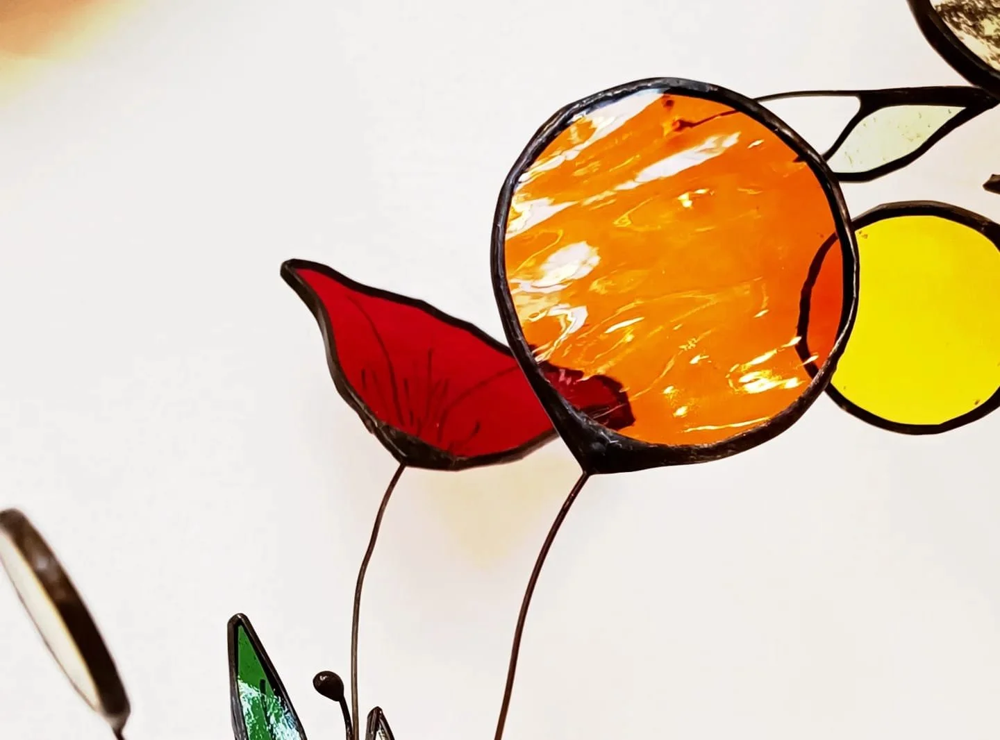 Fleurs en vitrail, atelier créatif à offrir ou a faire en famille, avec des amis. technique de vitrail Tiffany. Atelier organisé à Lille