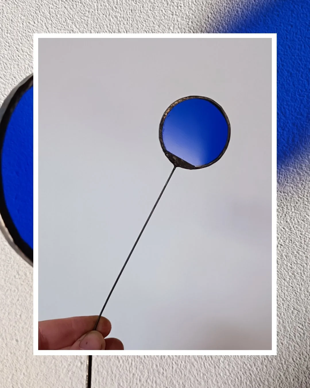 Fleur en vitrail. Créée également lors de ateliers bouquets de fleurs en vitrail dans l'atelier de Diane FRANK à Lille