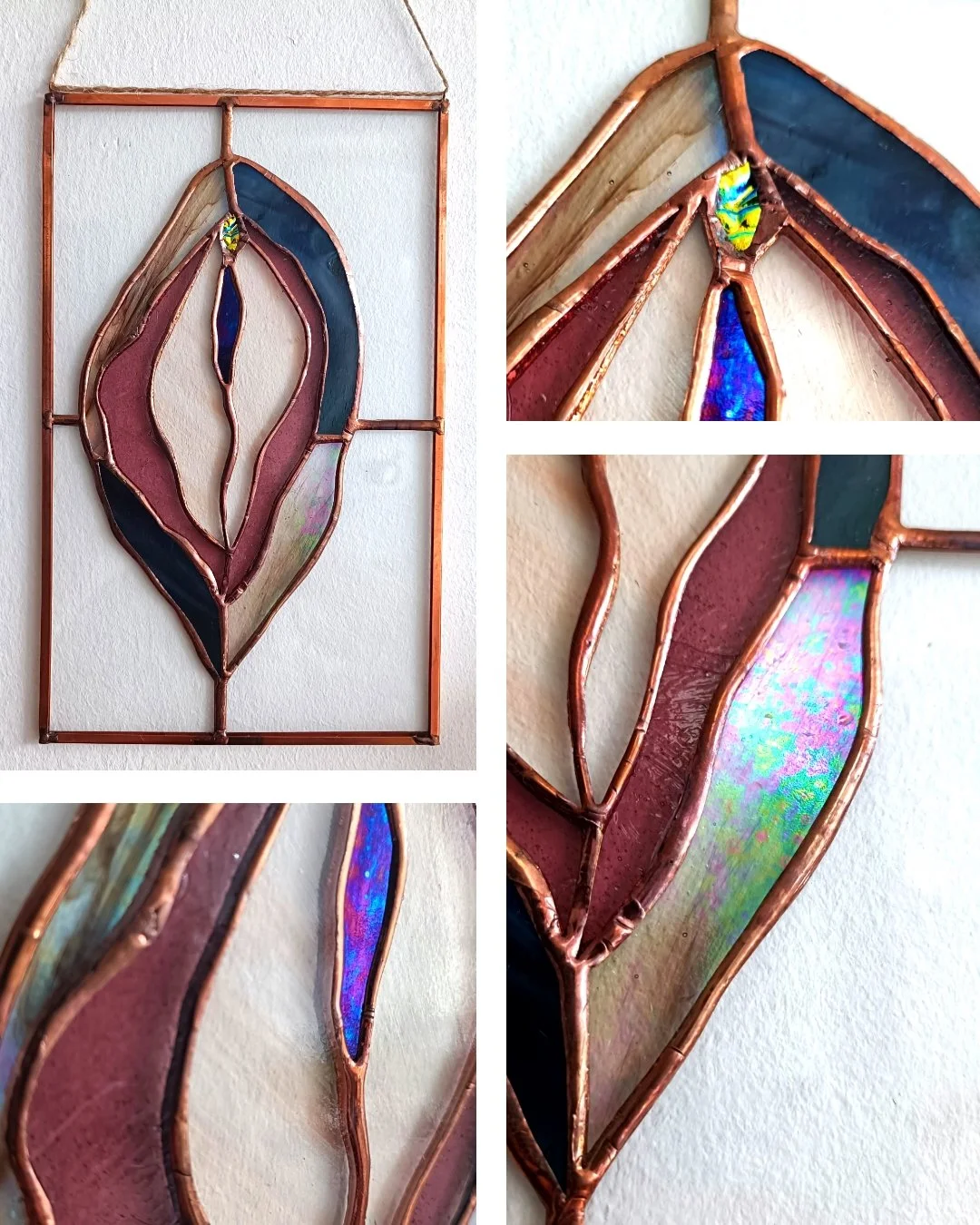 Vitrail en cuivre avec un motif abstrait de couleurs roses, bleues et iridescentes, accroché à un mur blanc.