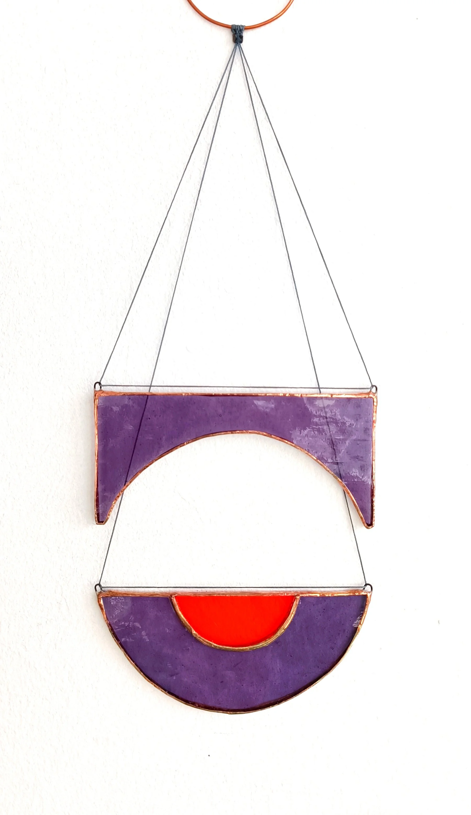 Suspension unique en vitrail. Création unique crée par Diane FRANK de l'atelier ' Le Vitrail de Diane' à Lille.