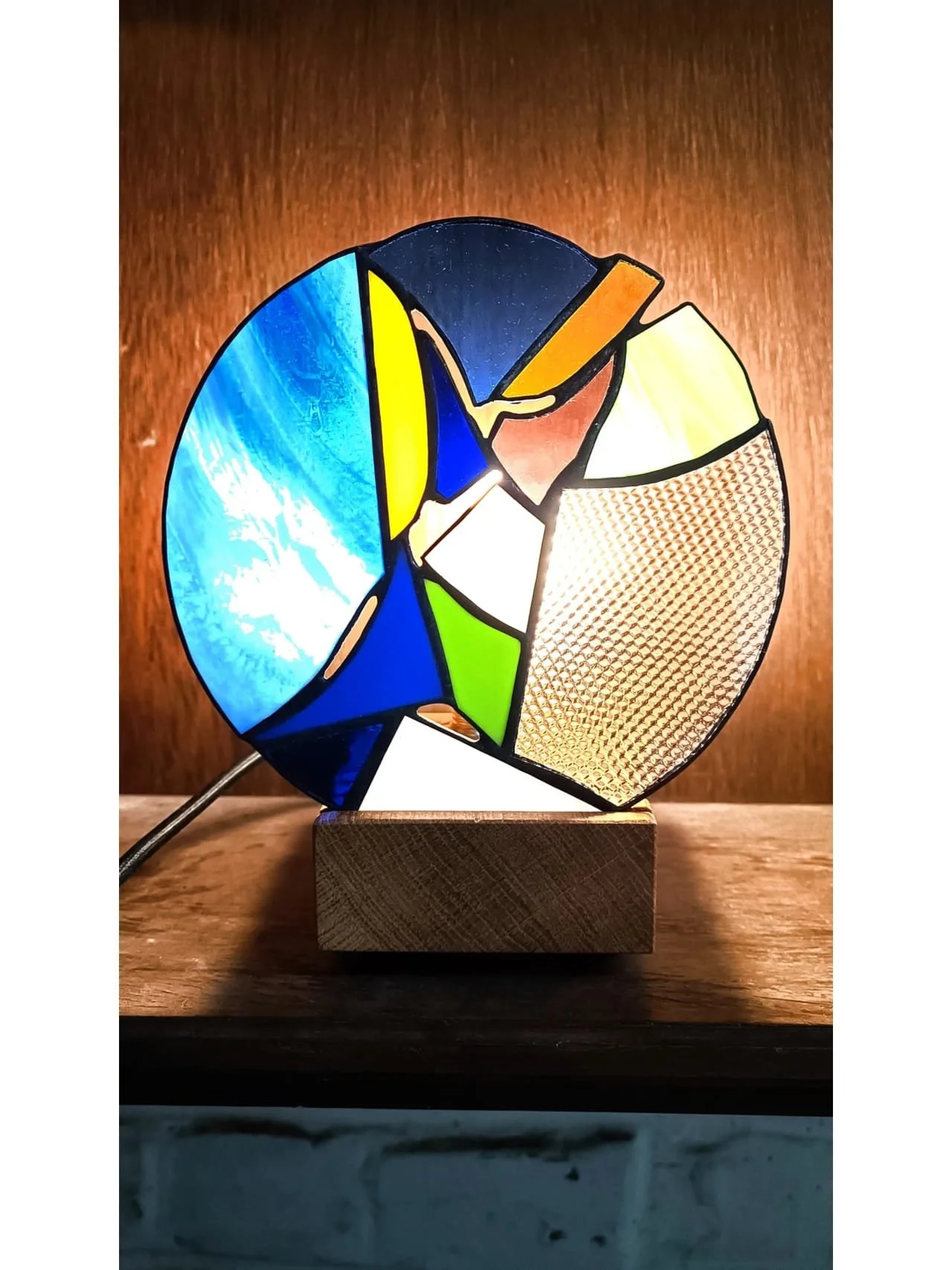 Suspension unique en vitrail. Création unique crée par Diane FRANK de l'atelier ' Le Vitrail de Diane' à Lille.