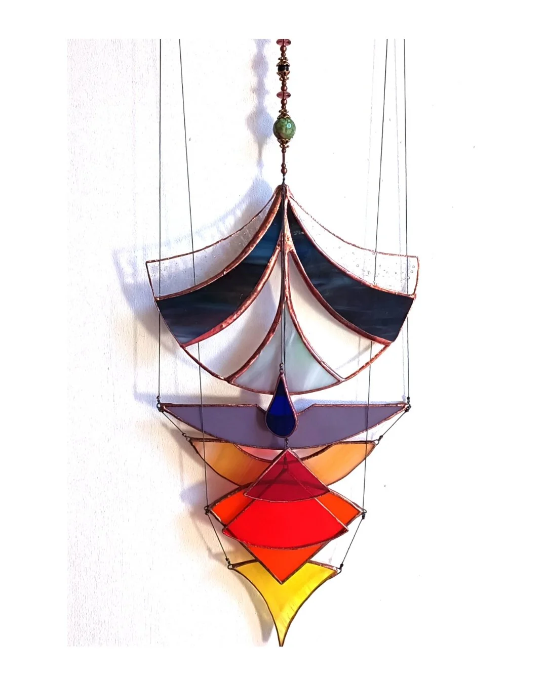 Suspension unique en vitrail. Création unique crée par Diane FRANK de l'atelier ' Le Vitrail de Diane' à Lille.