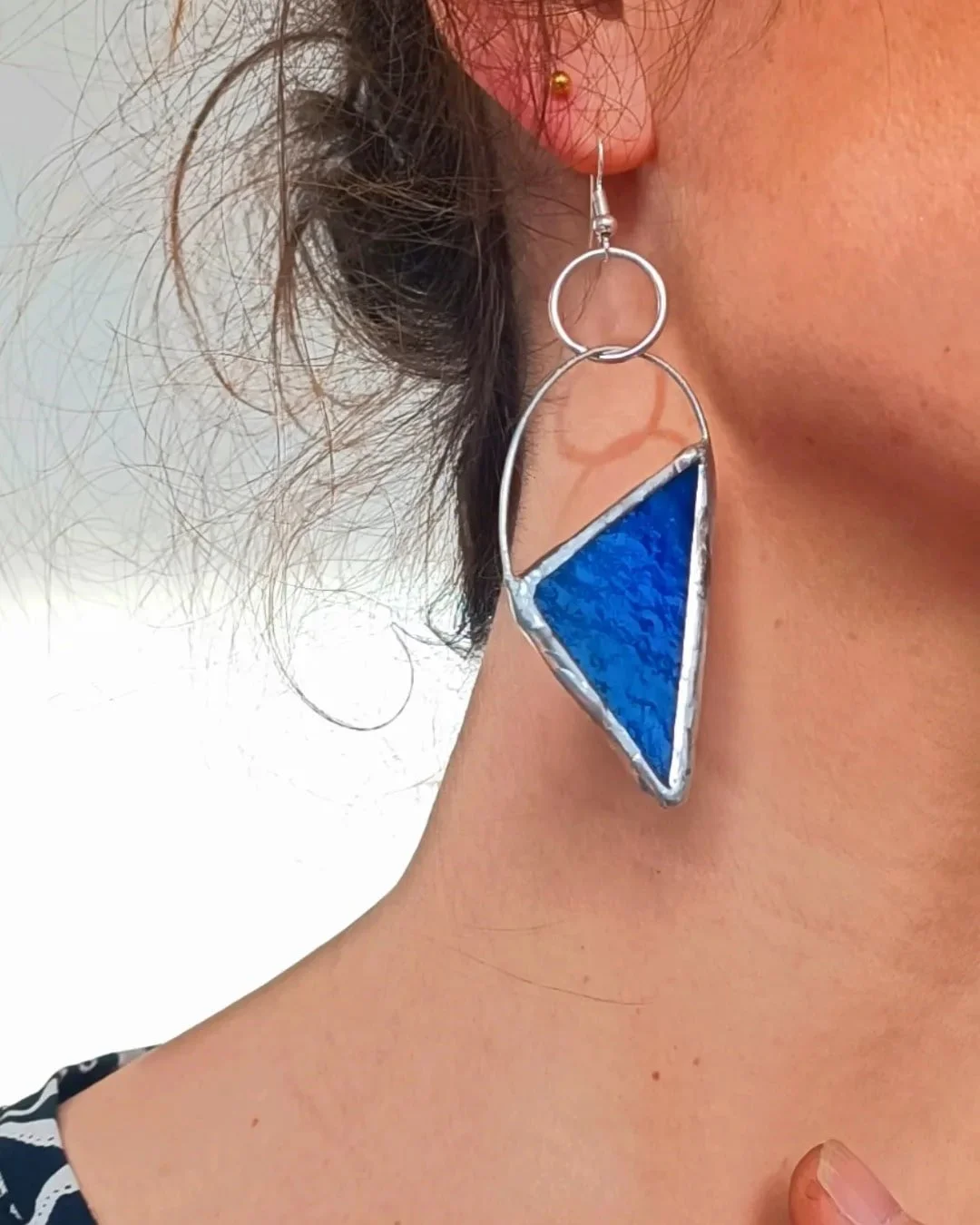 boucles d'oreilles en vitrail fabriquées par Diane FRANK. Boucles élégantes et uniques.