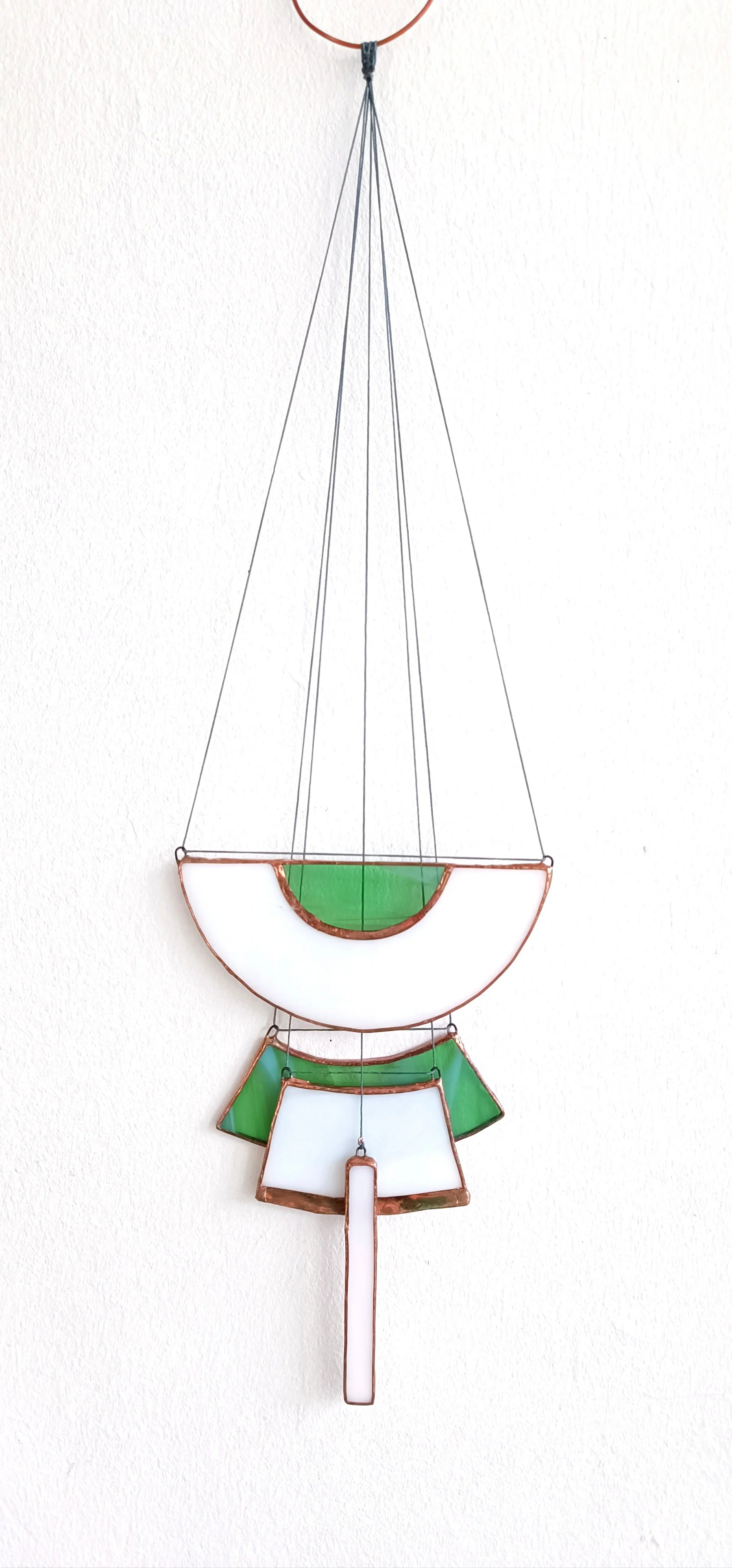 Suspension unique en vitrail. Création unique crée par Diane FRANK de l'atelier ' Le Vitrail de Diane' à Lille.