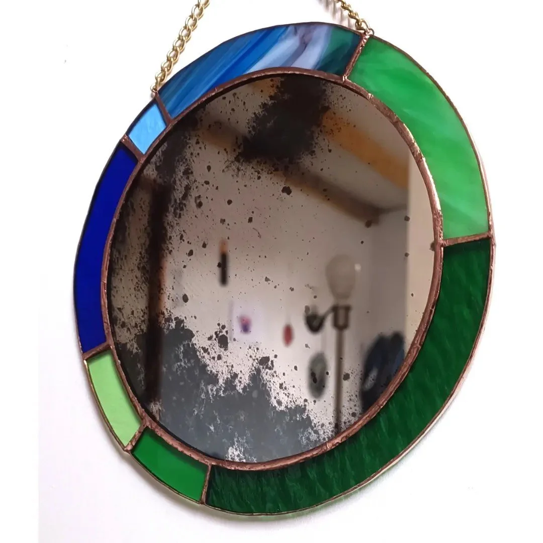 Miroir en vitrail créé dans l'atelier de Diane FRANK à Lille, Vauban. Elle propose des ateliers miroir en vitrail dans son atelier à Lille.