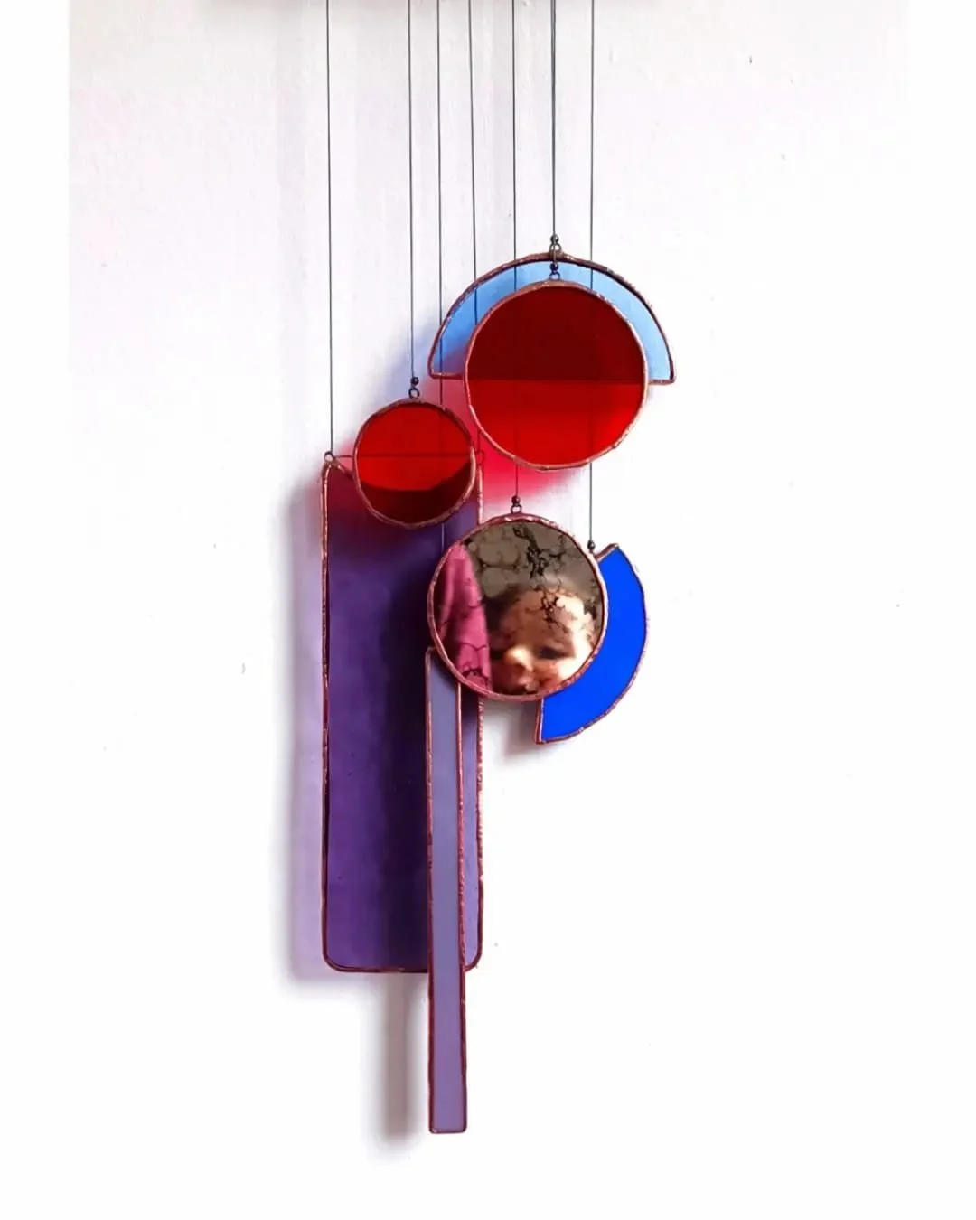 Suspension unique en vitrail. Création unique crée par Diane FRANK de l'atelier ' Le Vitrail de Diane' à Lille.