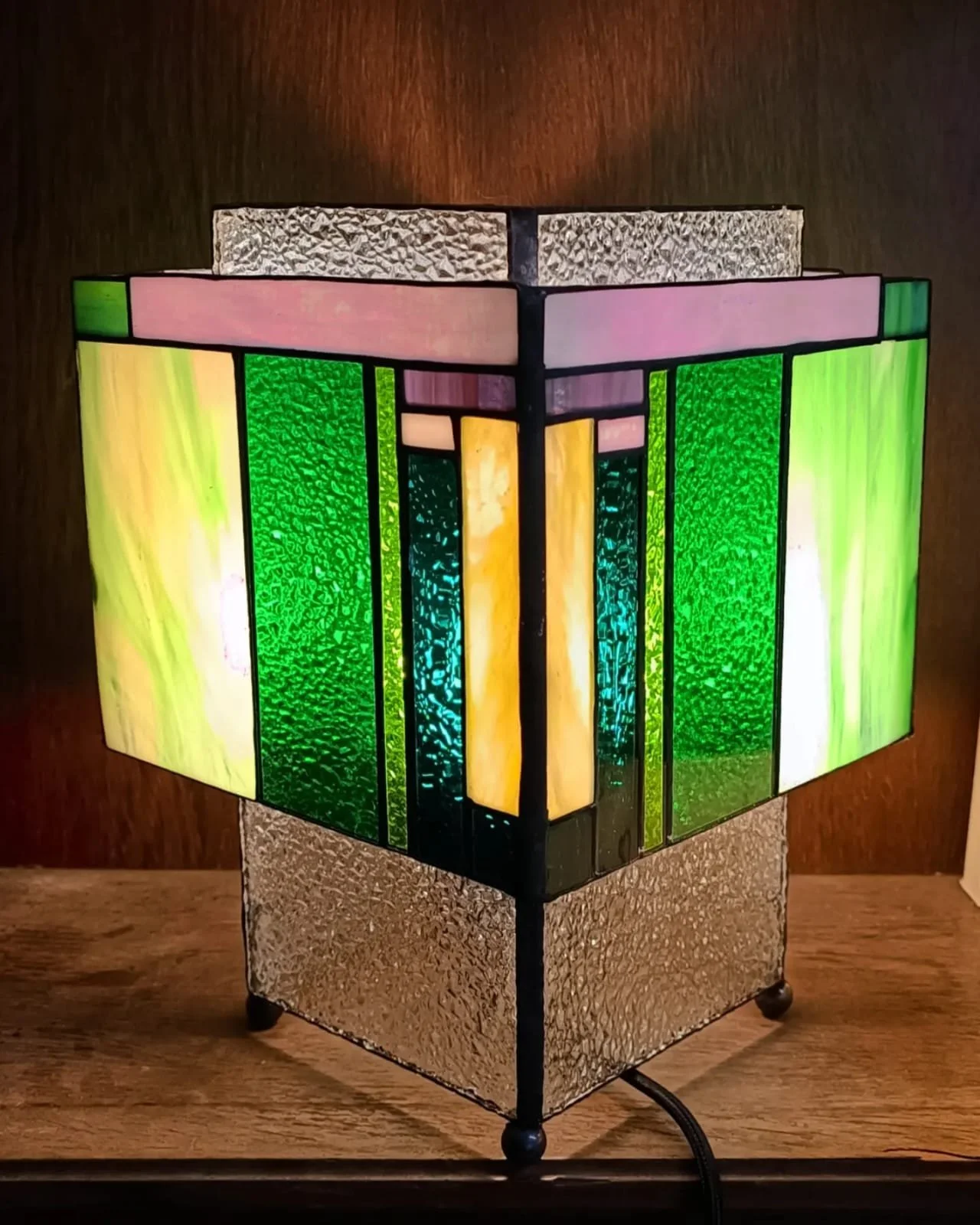 Lampe verte en vitrail créée par Diane FRANK dans son atelier à Lille. Lampe vendue au salon des métiers de l'art à Lens. Série limitée de lampes en vitrail technique Tiffany. Spécialité de Diane FRANK