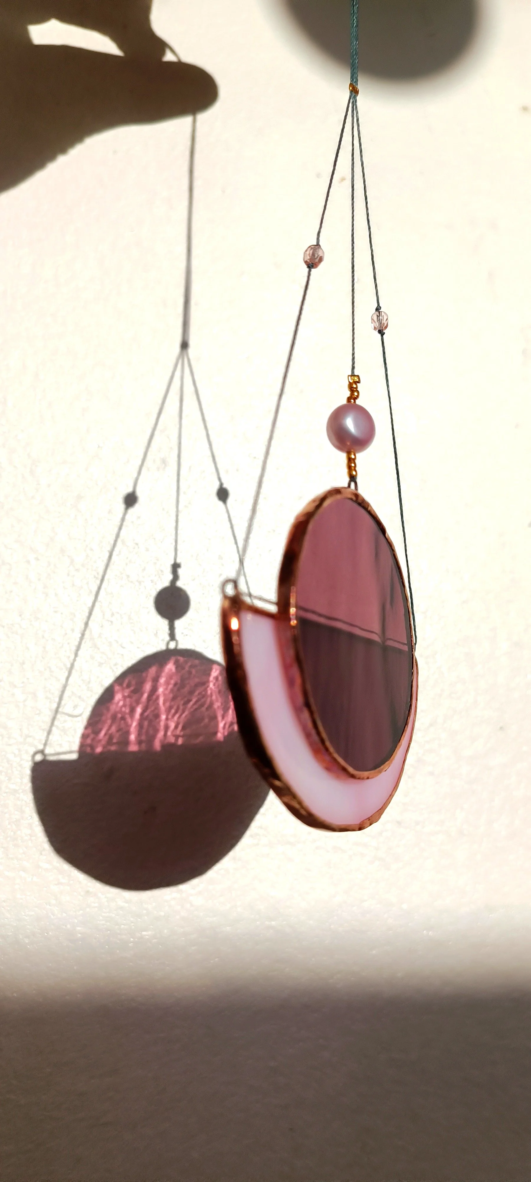 Suspension unique en vitrail. Création unique crée par Diane FRANK de l'atelier ' Le Vitrail de Diane' à Lille.