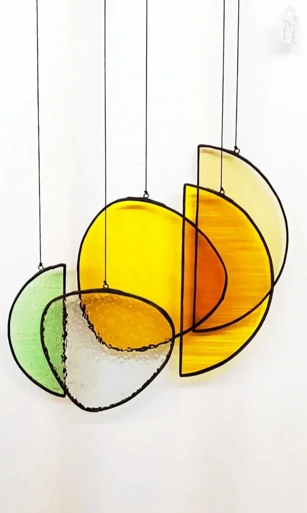 Suspension unique en vitrail. Création unique crée par Diane FRANK de l'atelier ' Le Vitrail de Diane' à Lille.