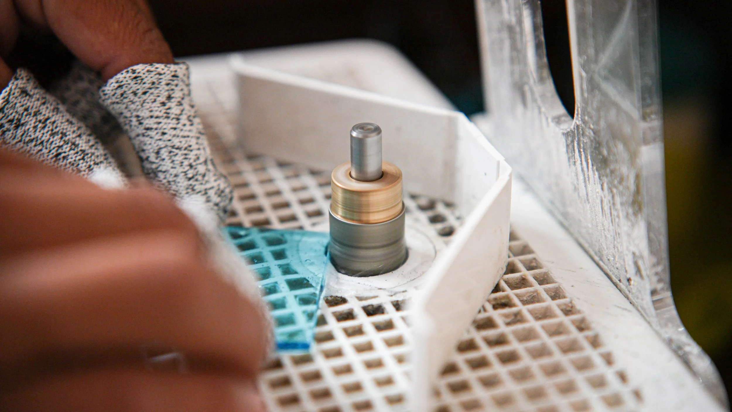 un participant façonne sa pièce de verre à l'aide de la meuleuse lors d'un atelier vitrail dans l'atelier de Diane à Lille. Dans le quartier de Vauban.