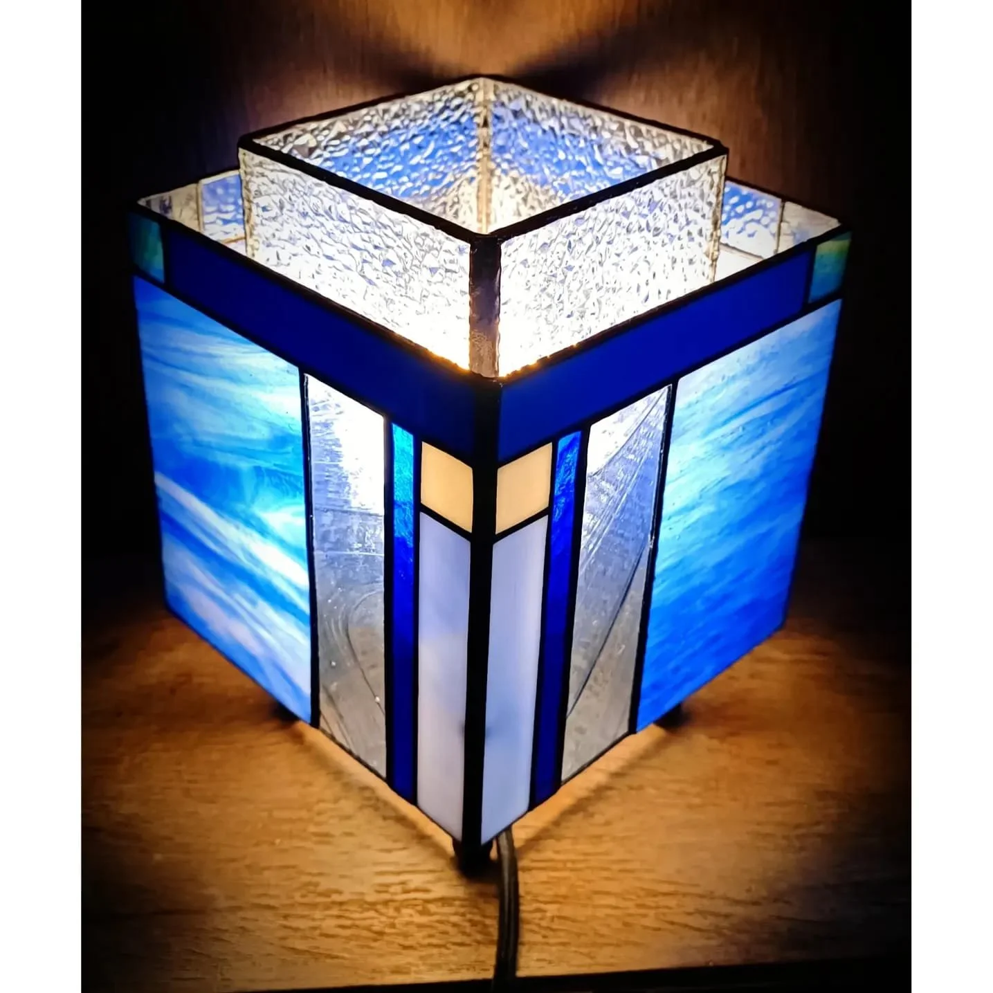 Lampe verte en vitrail créée par Diane FRANK dans son atelier à Lille. Lampe vendue au salon des métiers de l'art à Lens. Série limitée de lampes en vitrail technique Tiffany. Spécialité de Diane FRANK