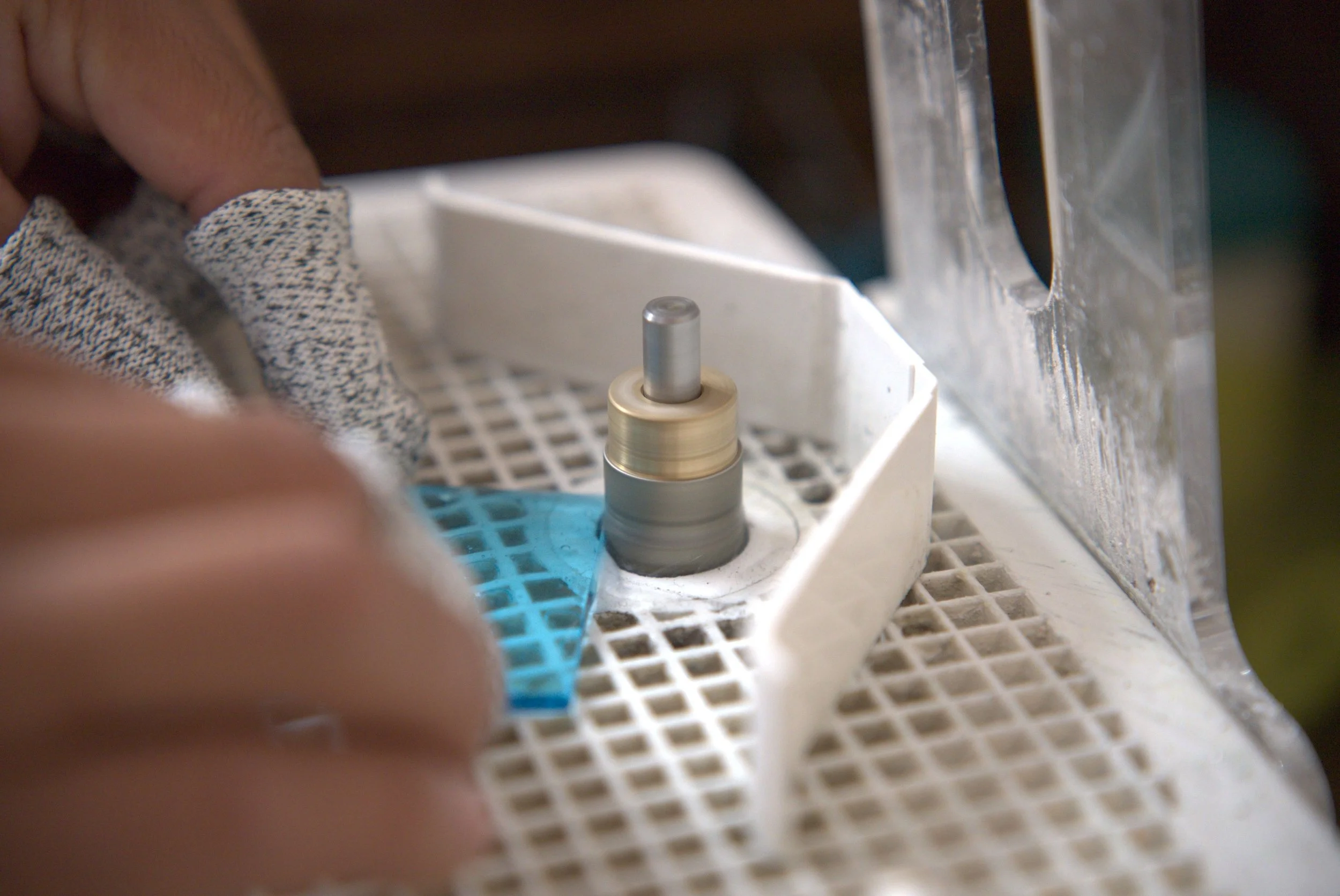 Processus de façonnage d'une pièce de verre pour la création d'un vitrail lors d'un atelier de création dans l'atelier 'Le vitrail de Diane' à Lille.