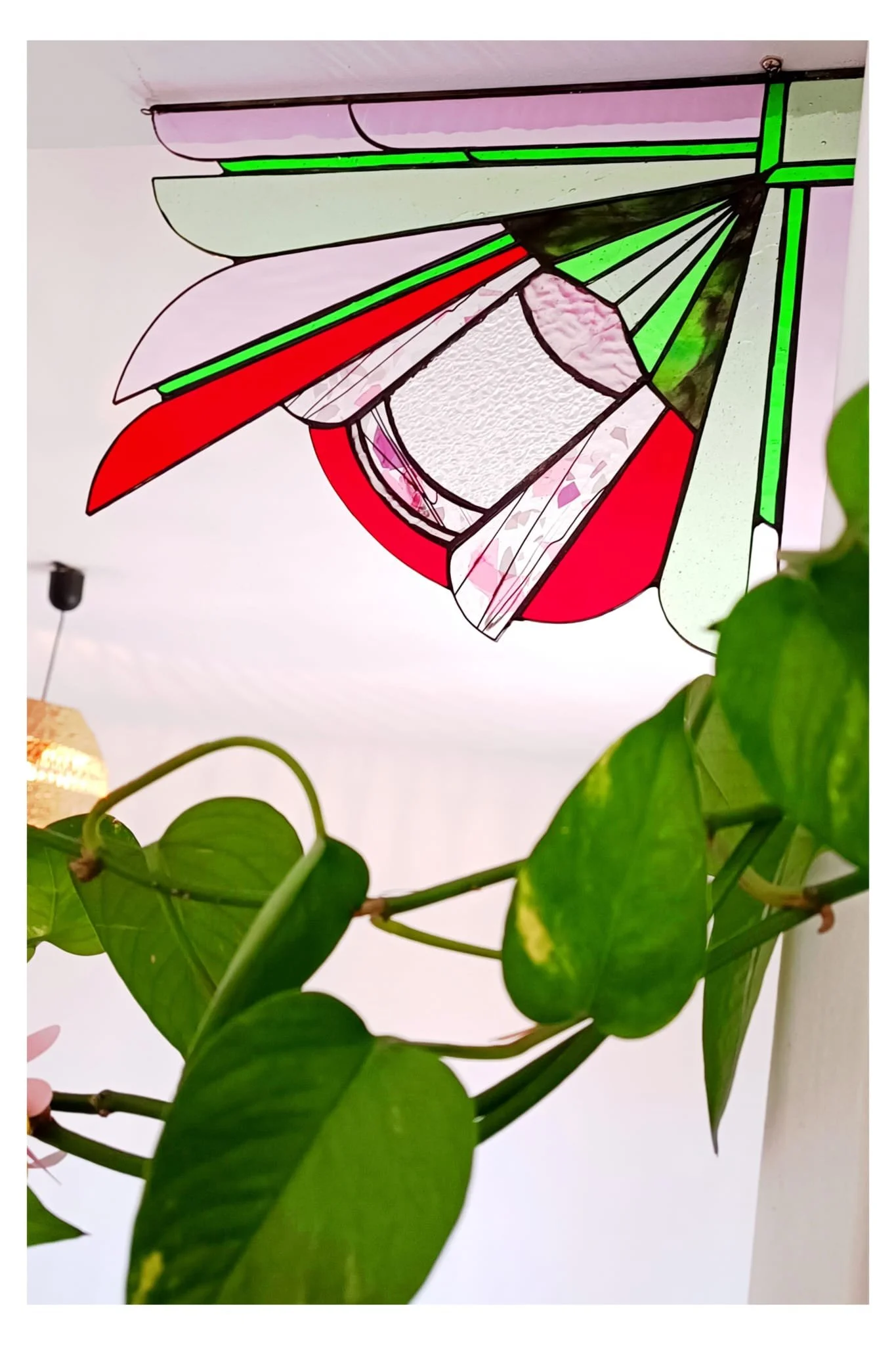 Vitrail d'angle pour séparation de pièce. Projette une lumière incroyable avec des couleurs et reflets de textures des verres.