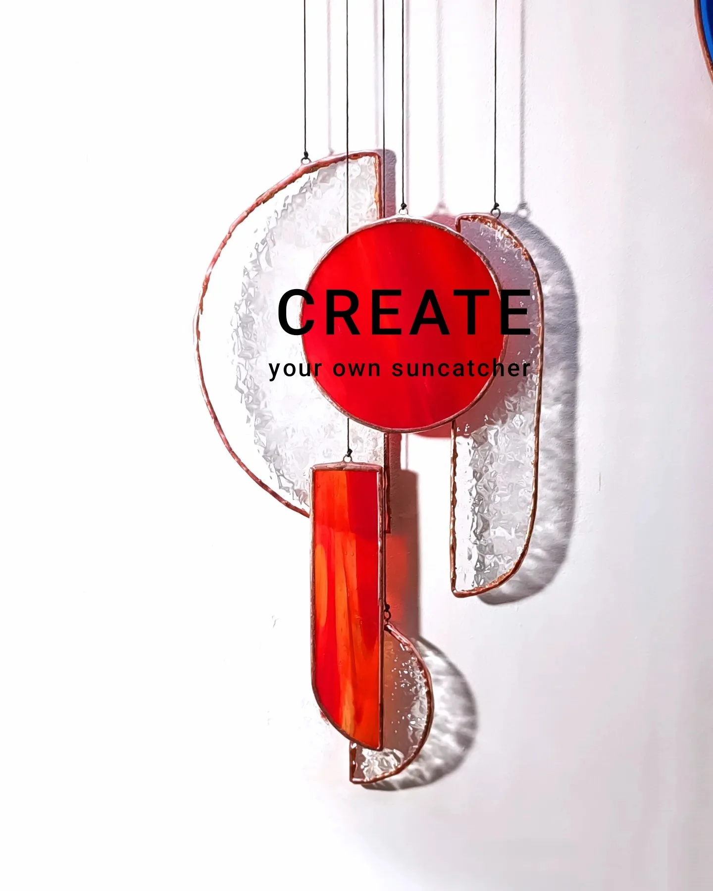 Suspension unique en vitrail. Création unique crée par Diane FRANK de l'atelier ' Le Vitrail de Diane' à Lille. Venez crées votre mobile en vitrail, unique au monde.