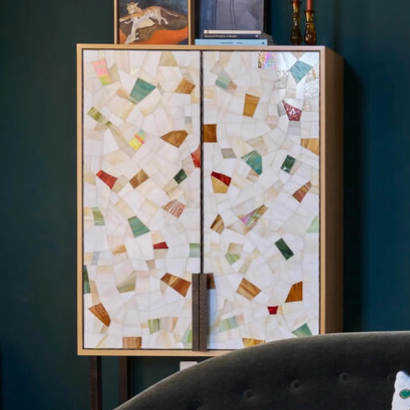 &lsquo;How a Hollywood Power Couple built a dream home for their cocktail party lifestyle&rsquo;&hellip;with Ercole Home&rsquo;s Vetrazzo Bar Cabinet! 

As seen in @hollywoodreporter in a beautiful project designed by @martha_mulholland