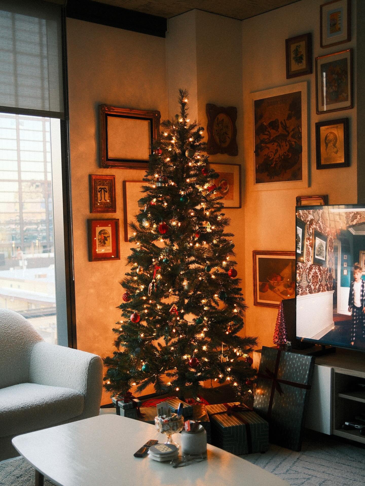 christmas time at the apartment 🎄 

📸 fujifilm x100vi
🎞️ classic cuban neg