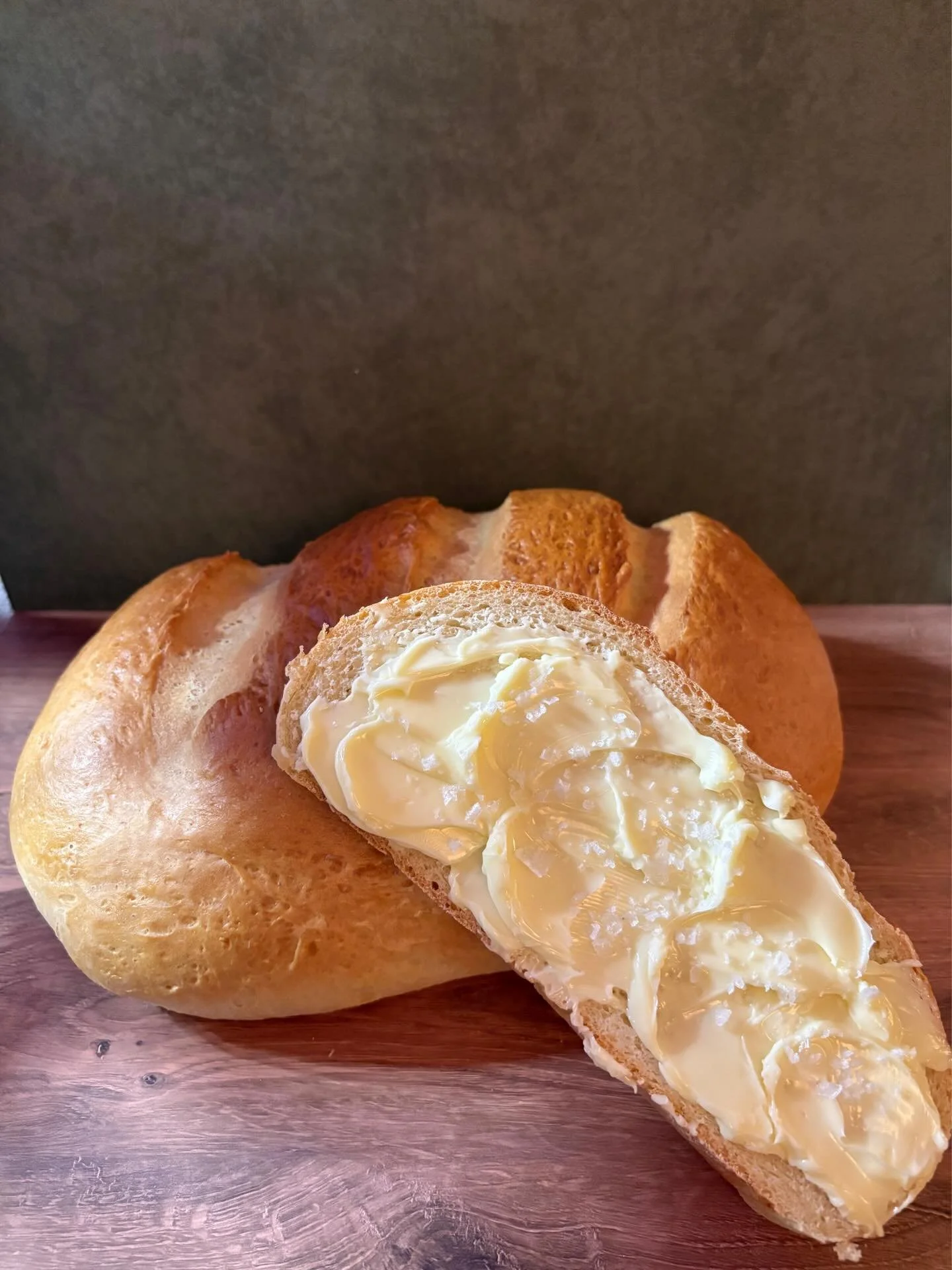 This is the bread I make when people are coming over.
Soft inside. Golden outside. Made to be torn, buttered, and passed around the table.

No fuss. Just really good bread. 🥖 
Recipe&rsquo;s on the blog. 🤍