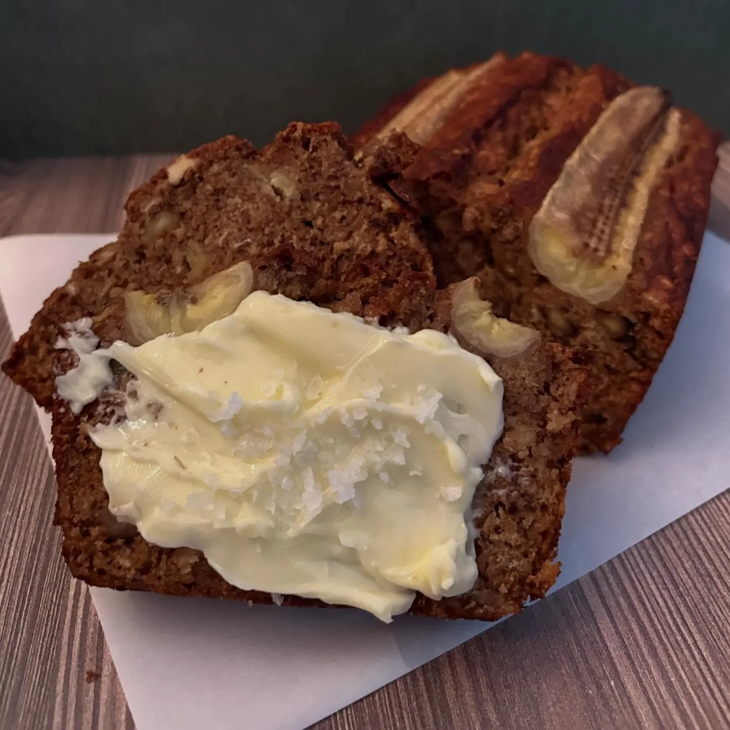 I don&rsquo;t like bananas.
There. I said it.

But banana bread?
Banana bread has my whole heart 🍌🤍

This weekend&rsquo;s recipe is soft, moist, chocolatey, and dangerously easy to keep slicing &ldquo;just one more piece&rdquo; of.

Recipe is on th