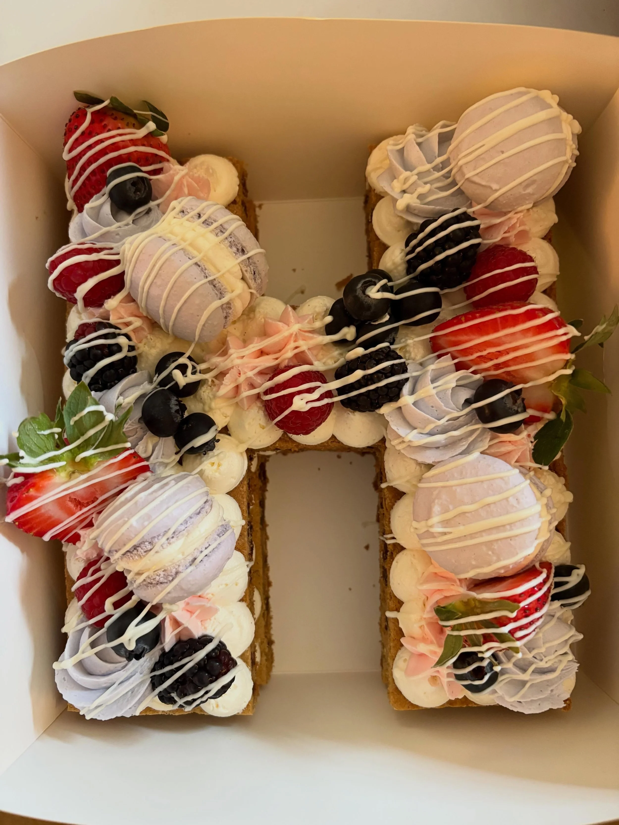 I&rsquo;m starting to think cookie cakes might be superior to regular cakes and honestly&hellip; I&rsquo;m okay with that 😌

Today&rsquo;s recipe is a gluten-free cookie cake that&rsquo;s soft, chewy, piled with frosting, berries, macarons, and just