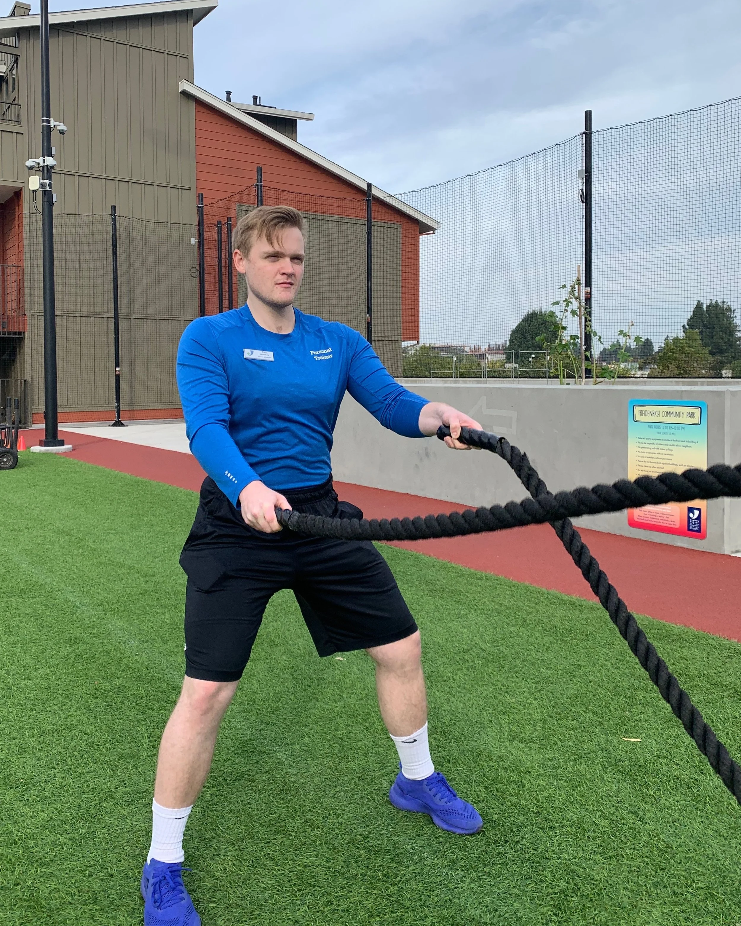 Personal trainer exercising with ropes in San Mateo..