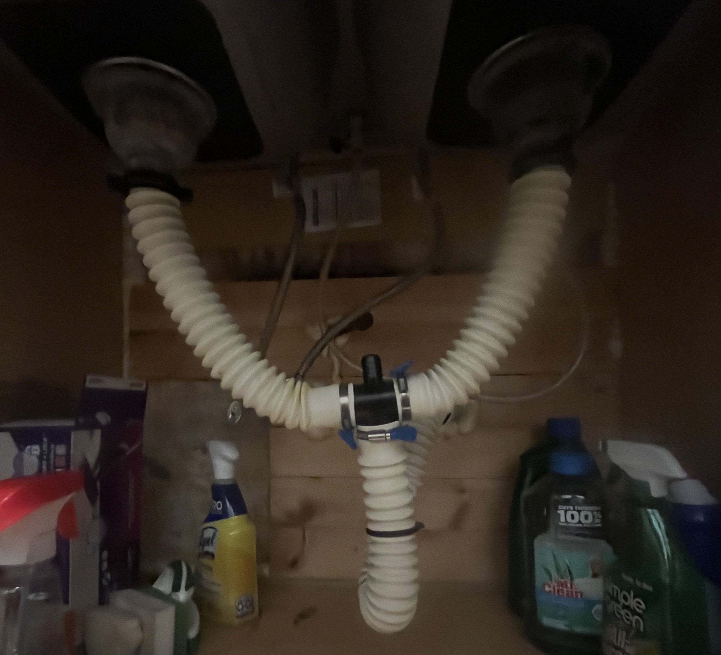 Kitchen sink drain, accordion piping (before)