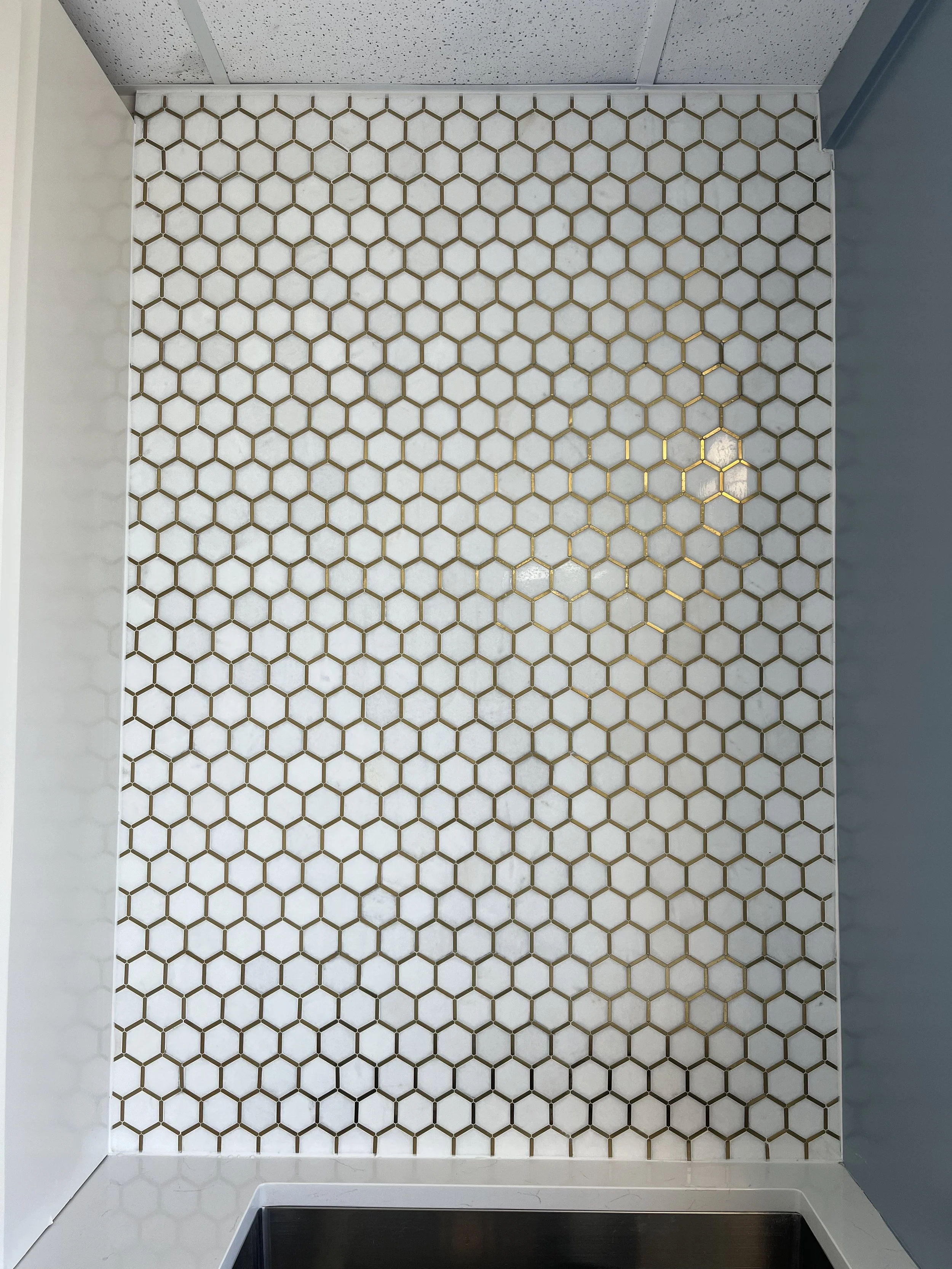 Cabinet showroom backsplash, close-up (after)