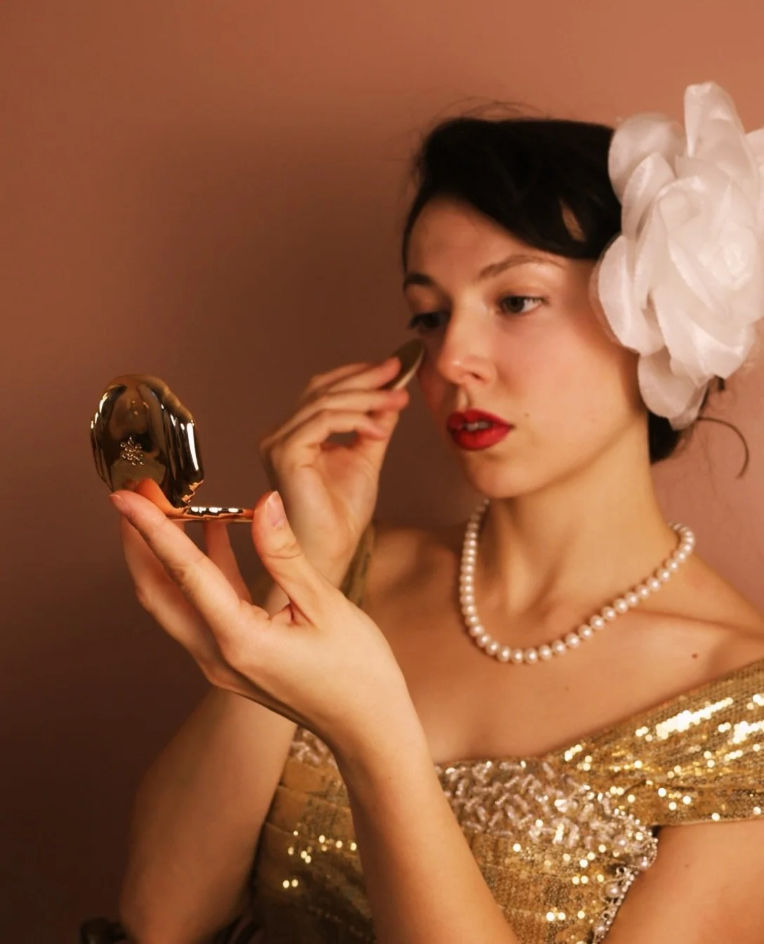 feeling glam 🪩✨

cutie compact from @besamecosmetics 💋
sparkle dress from @retrostage_official ⭐️

#vintage #vintagegirl #vintagemakeup #retrostyle #vitnagebeuaty