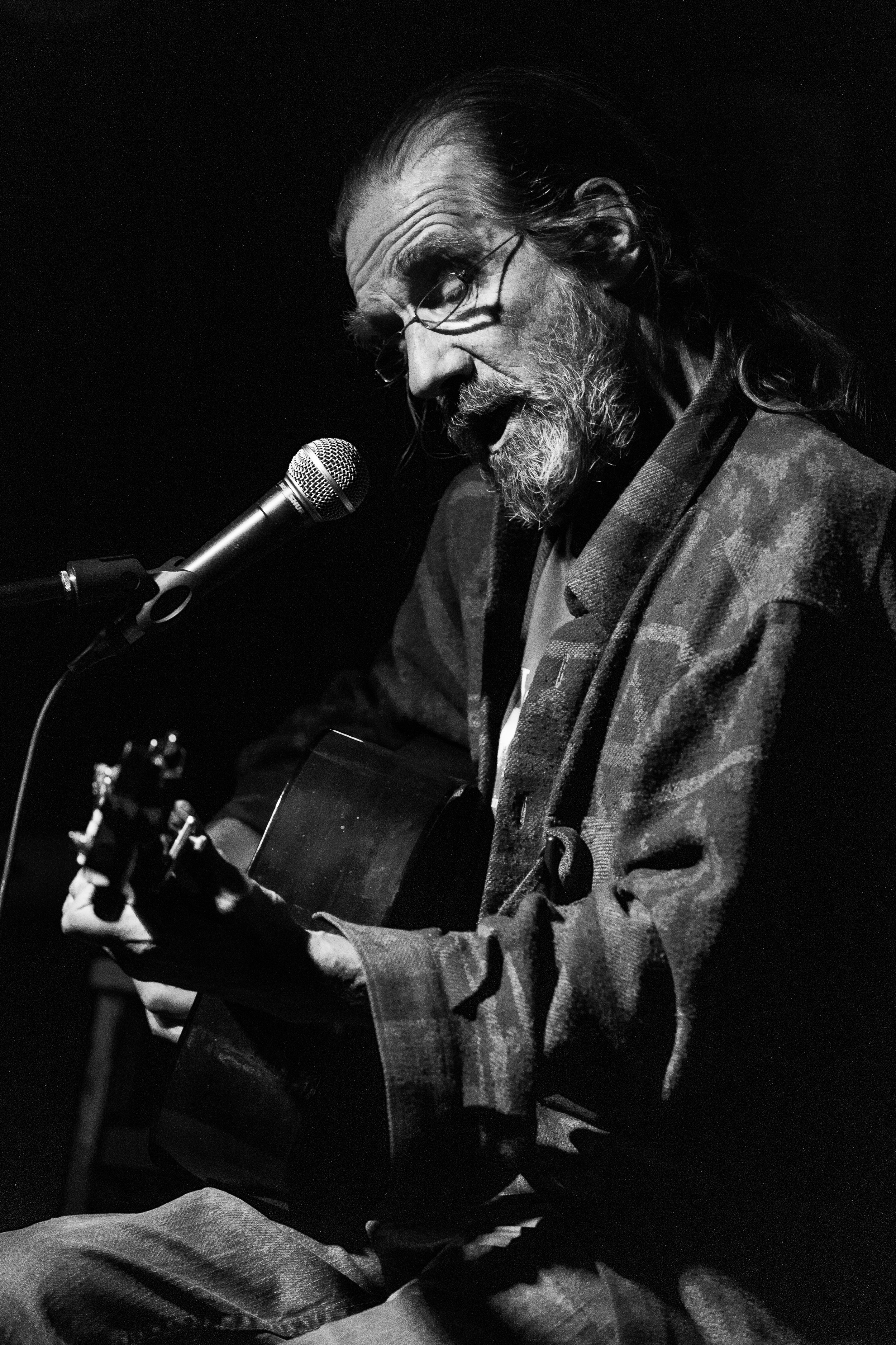 Steve Parker performing at The Donkey, Leicester. 6th November 2014. Canon EOS 6D, EF20-200mm, 1/200, f4, ISO 6400. © Chris Tweed