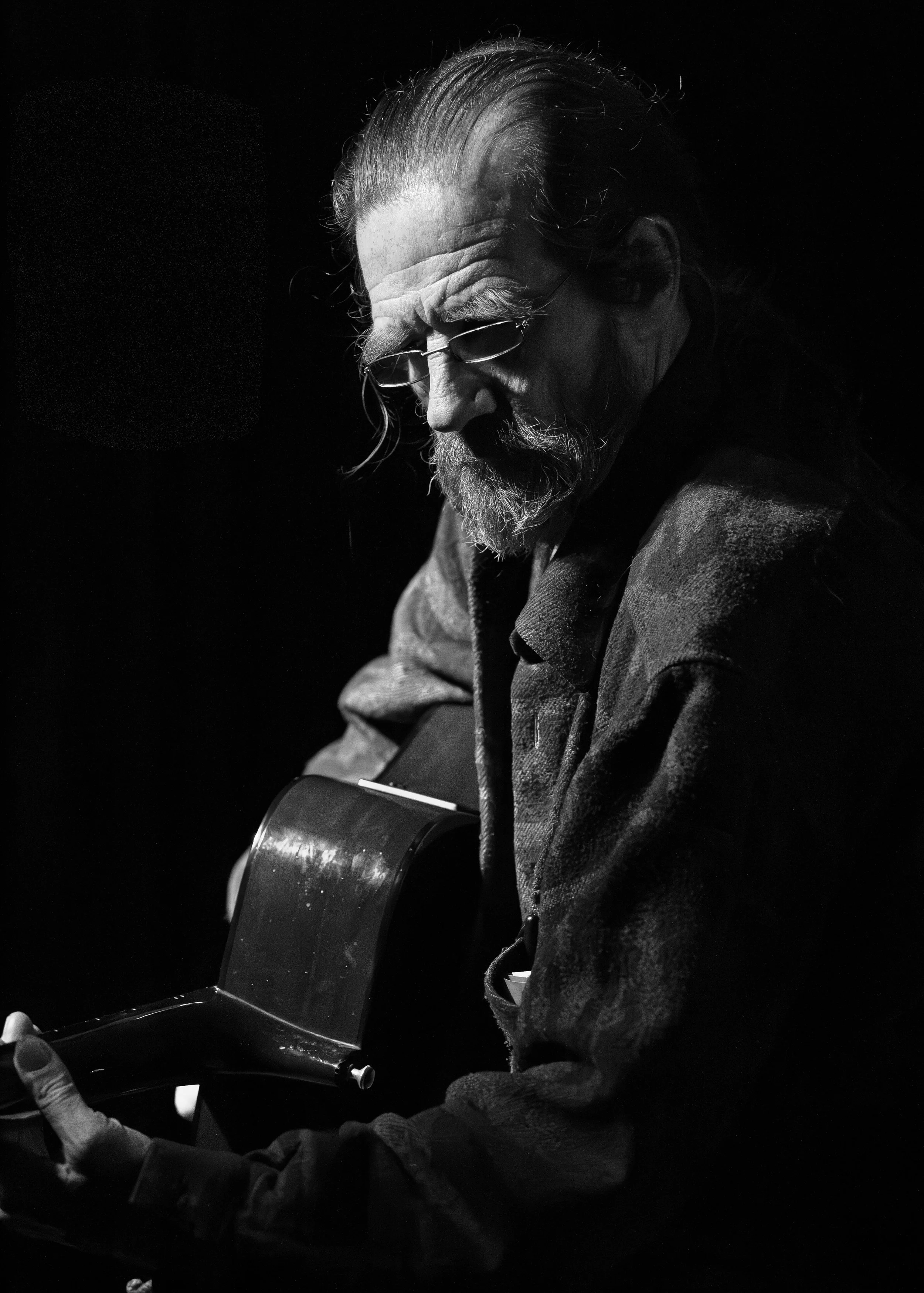 Steve Parker performing at The Donkey, Leicester. 6th November 2014. Canon EOS 6D, EF20-200mm, 1/200, f4, ISO 6400. © Chris Tweed