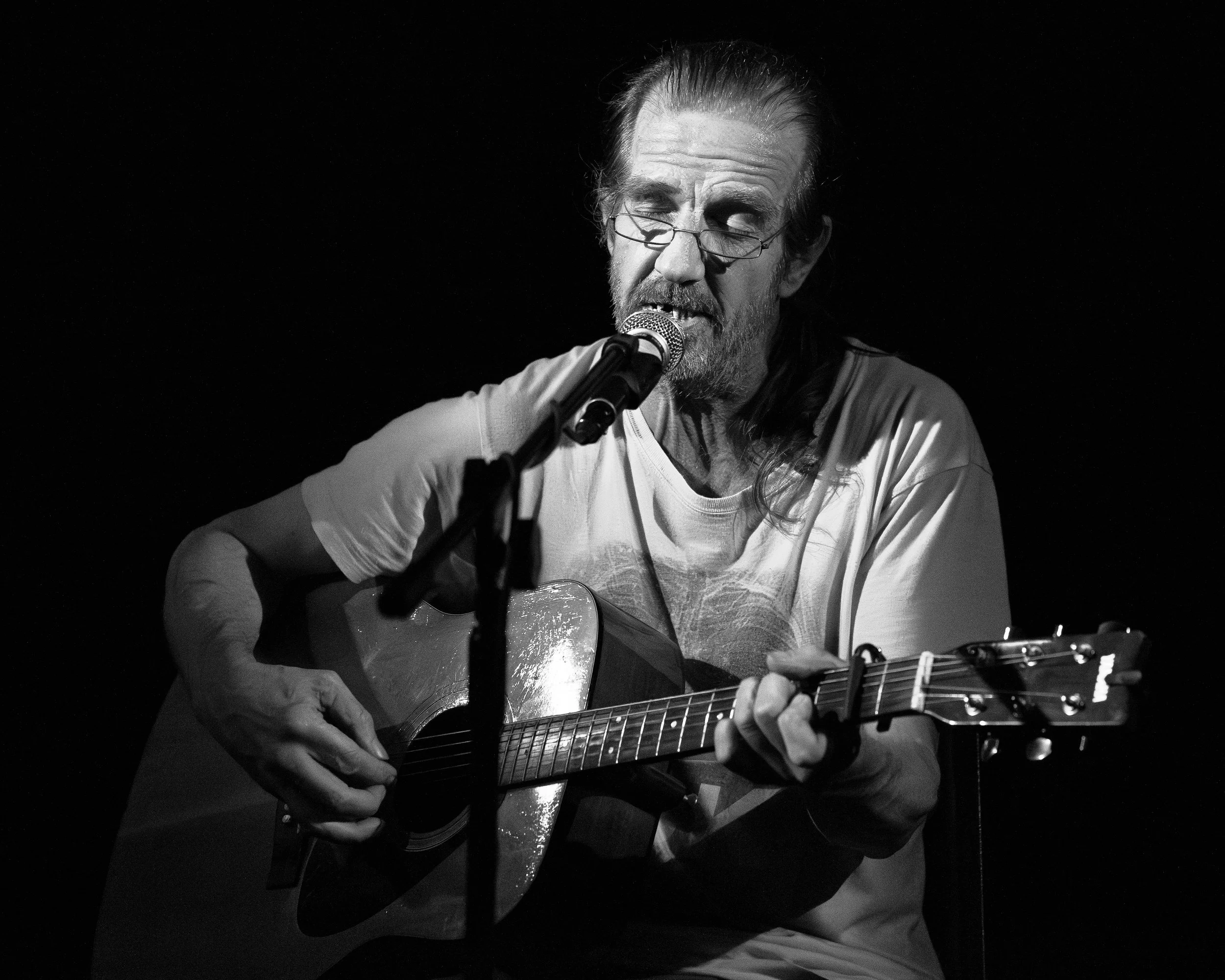 Steve Parker performing at The Musician, Leicester. 6th August 2014. Canon EOS 6D, EF70-200mm, 1/200, f4, ISO 5000. © Chris Tweed