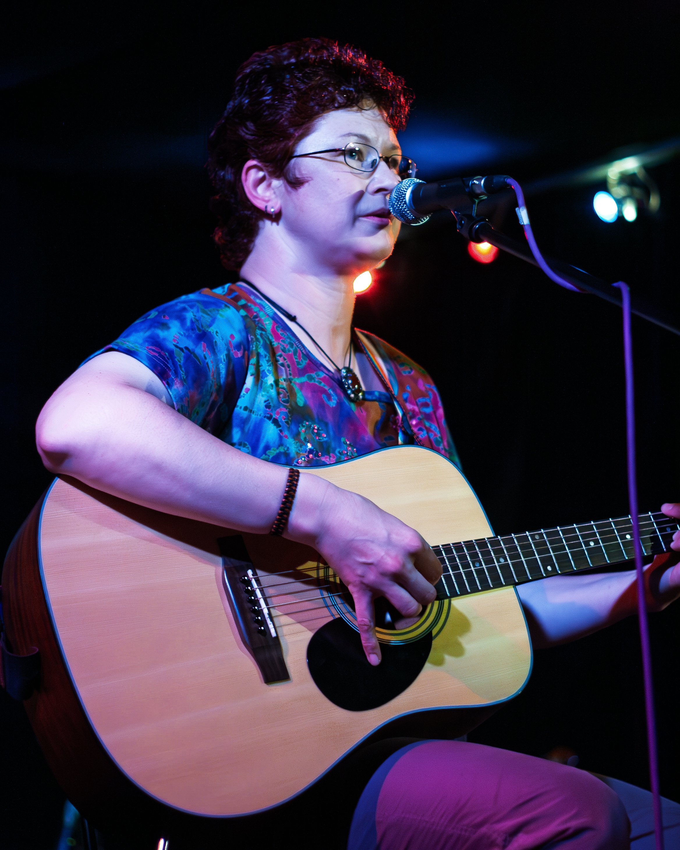 Kate Easton performing at The Musician, Leicester, 2nd June 2006. Live music photography. Canon EOS 20D, EF50mm, 1/80, f2,2, ISO 3200. Live music photography. Colour. Color. Chris Tweed.