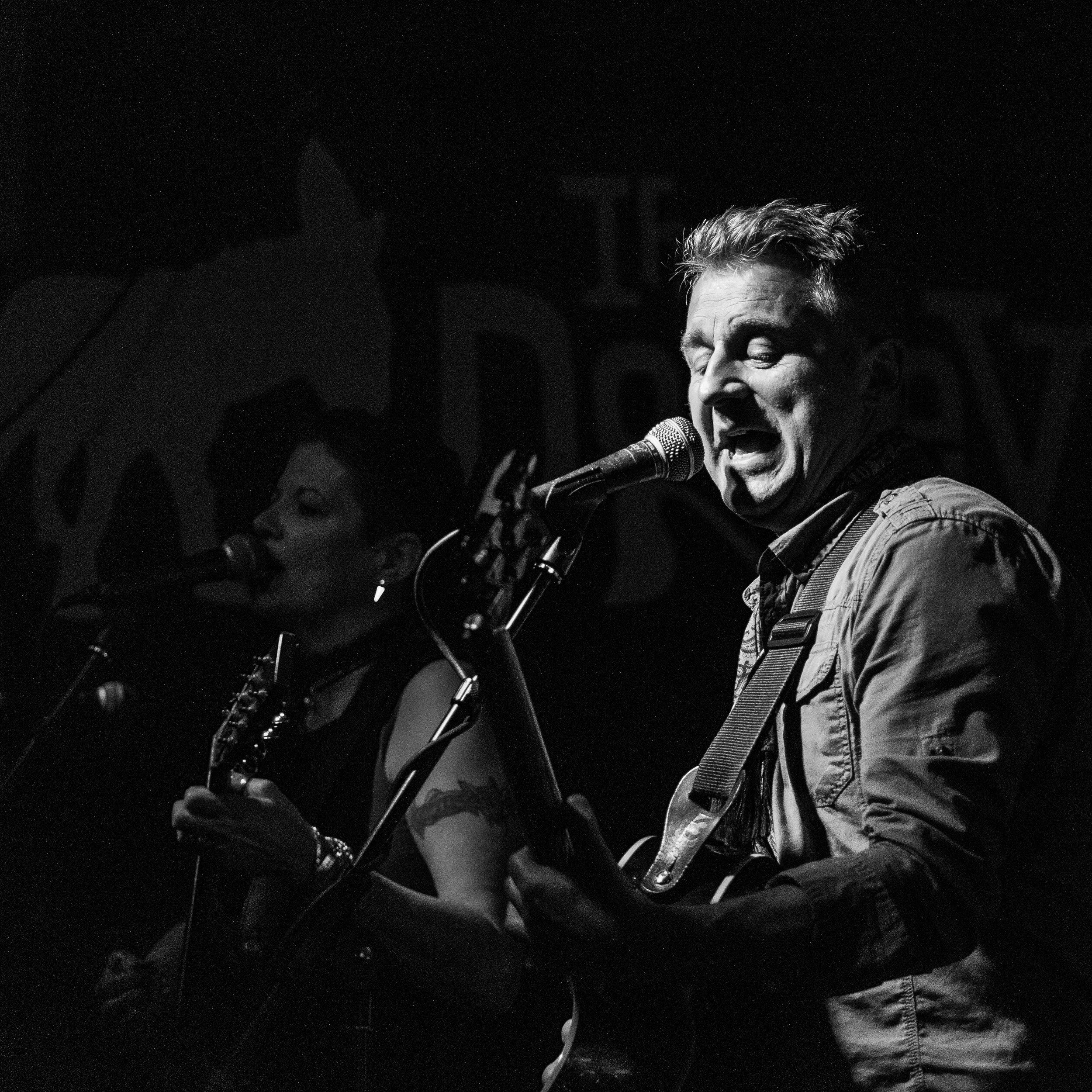 Paul Yates and Olive Rollings of Bellatones performing at The Donkey, Leicester. 6th November 2014. Canon EOS 6D, EF70-200mm, 1/200, f4,. ISO 6400. © Chris Tweed