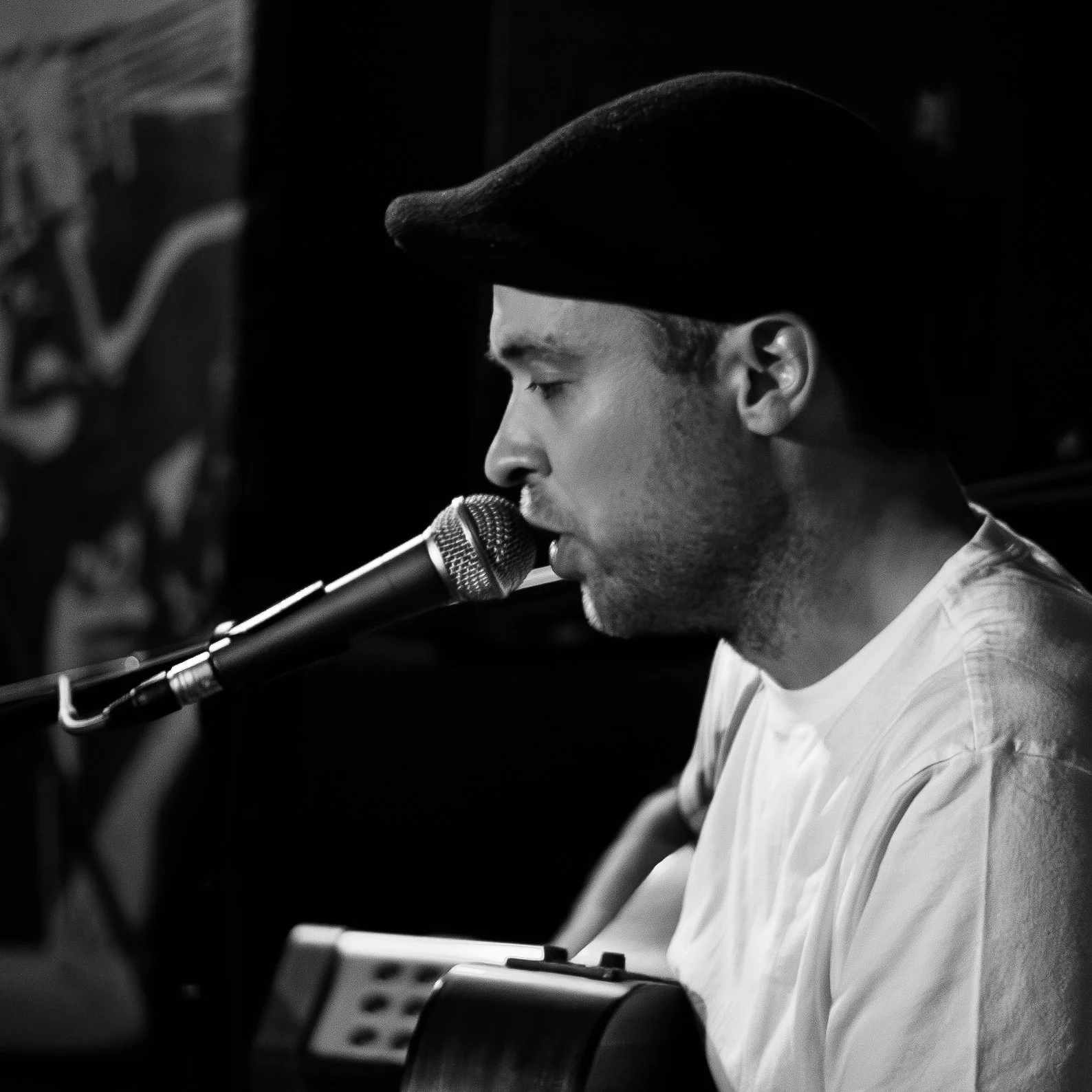 Andy Griffiths performing at The Musician, Leicester, 2nd June 2006. Live music photography. Black and white b&w Chris Tweed.