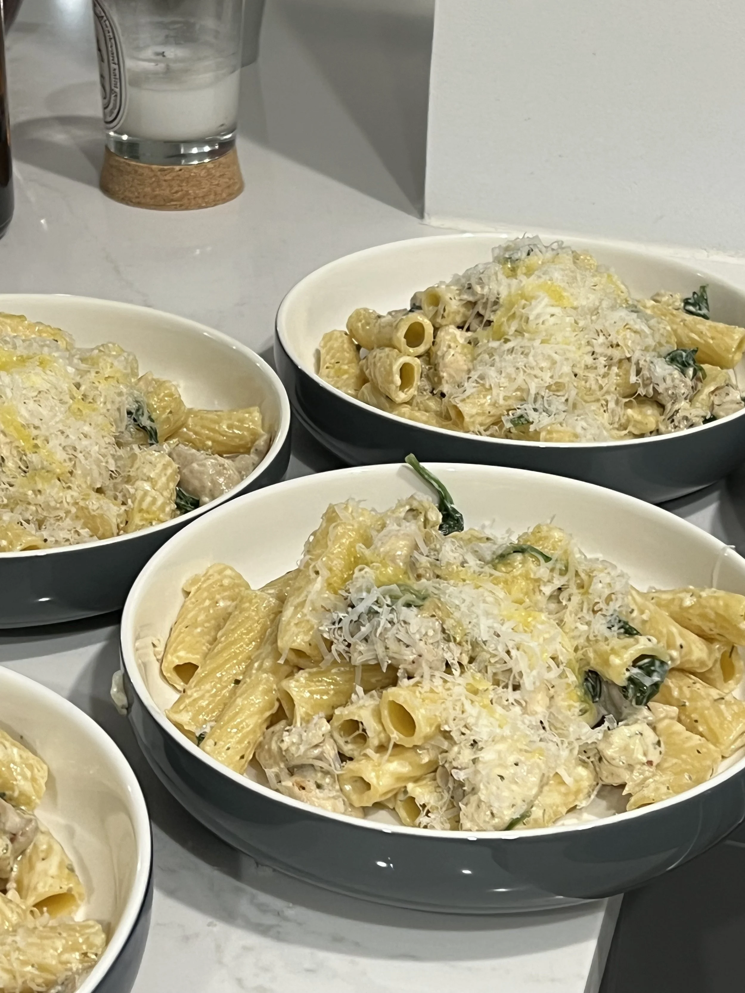 Pork sausages pasta with fried basil and aged pecorino cheese)
