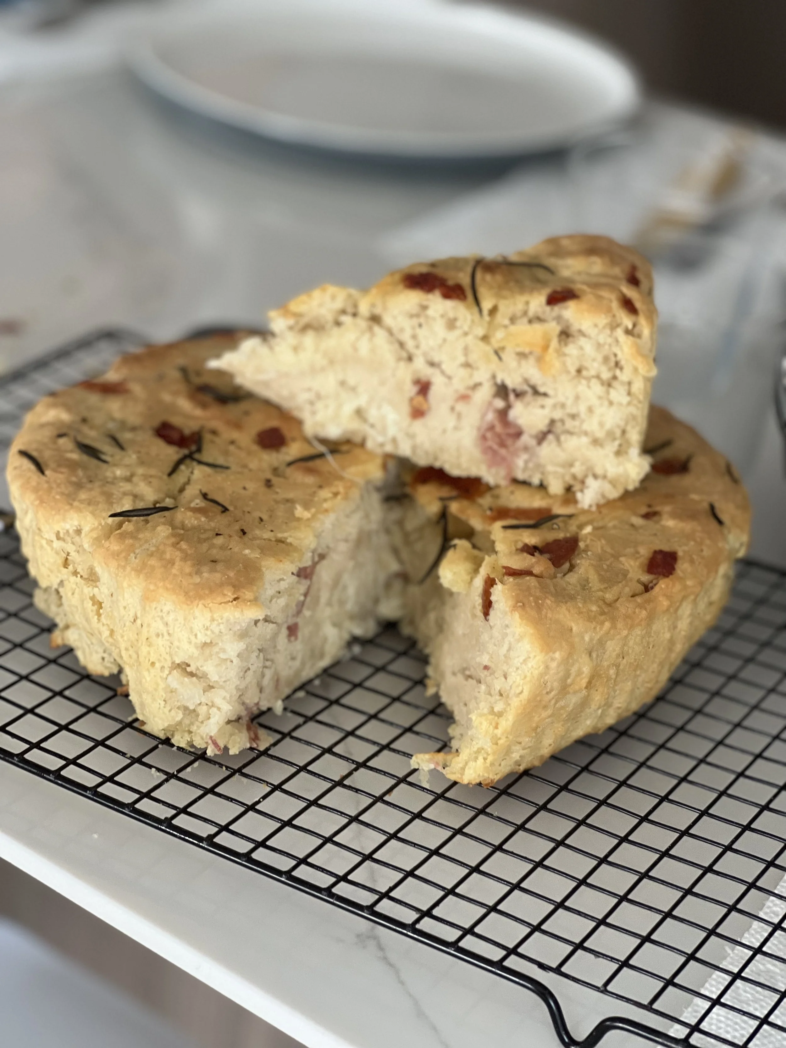 Timballo al cotto e pomodori secchi
(Rustic bread with cheese, ham, sun-dried tomatoes and rosemary)
