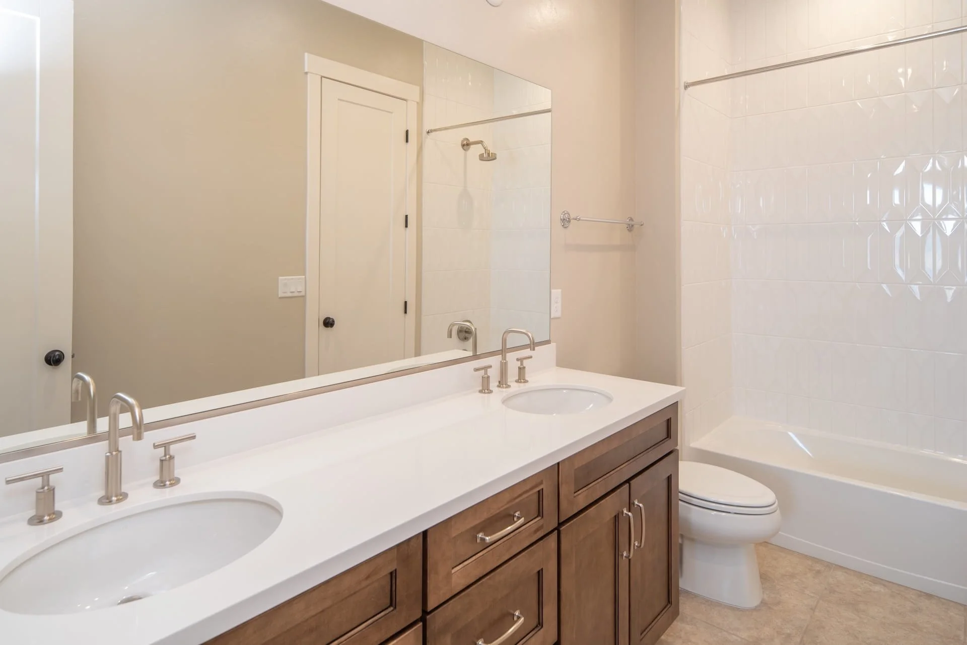 25 - Bedroom 5 Hallway Bathroom.jpg