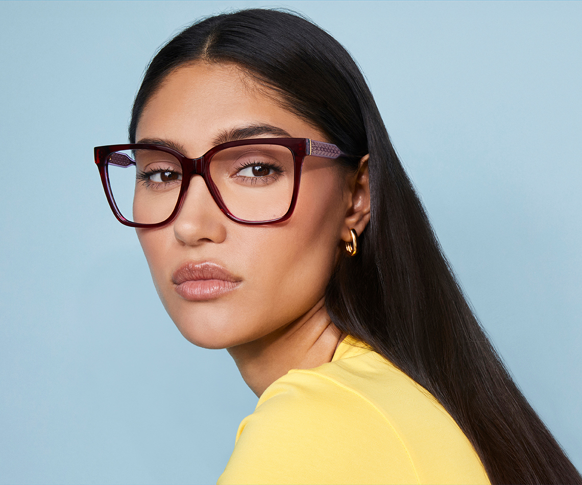 Model wearing Kendra Scott oversized glasses