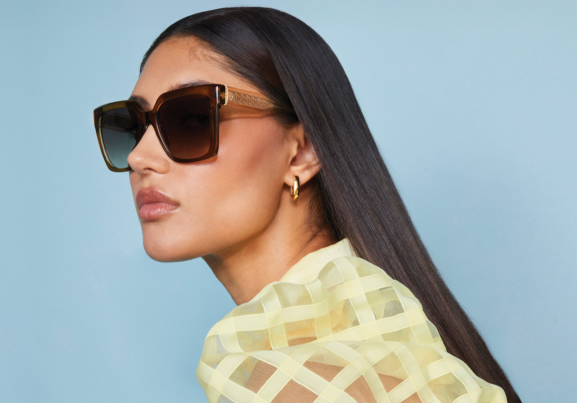 Model wearing Kendra Scott oversized sunglasses