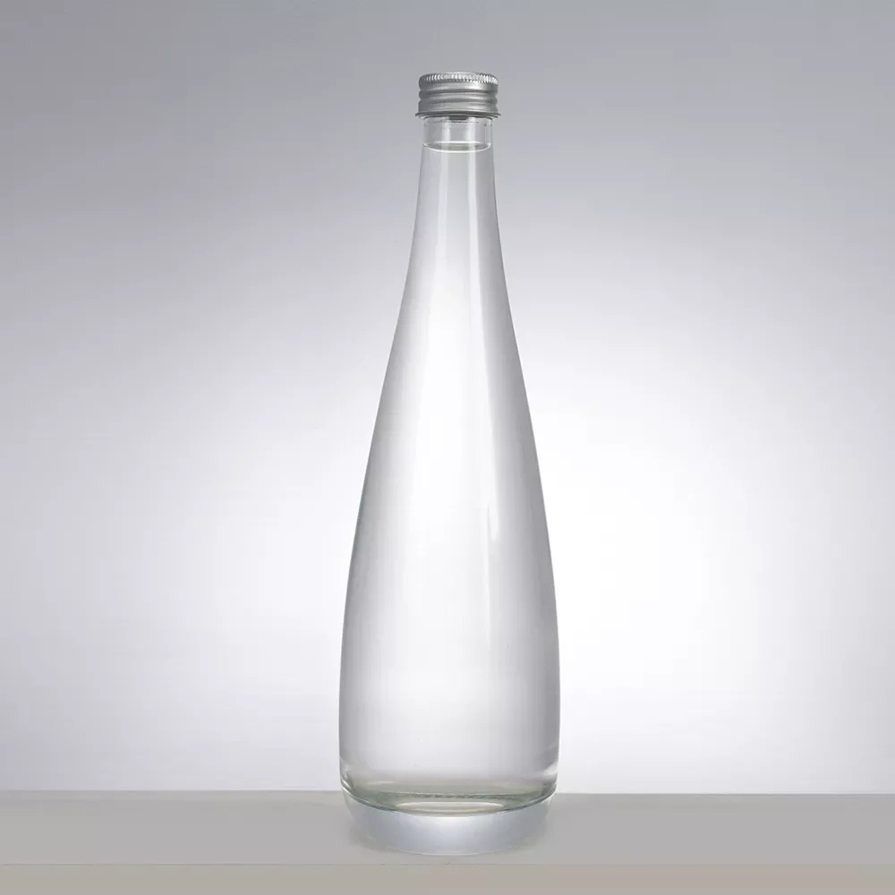 Leere Glasflasche mit silberner Verschluss auf grauem Hintergrund.