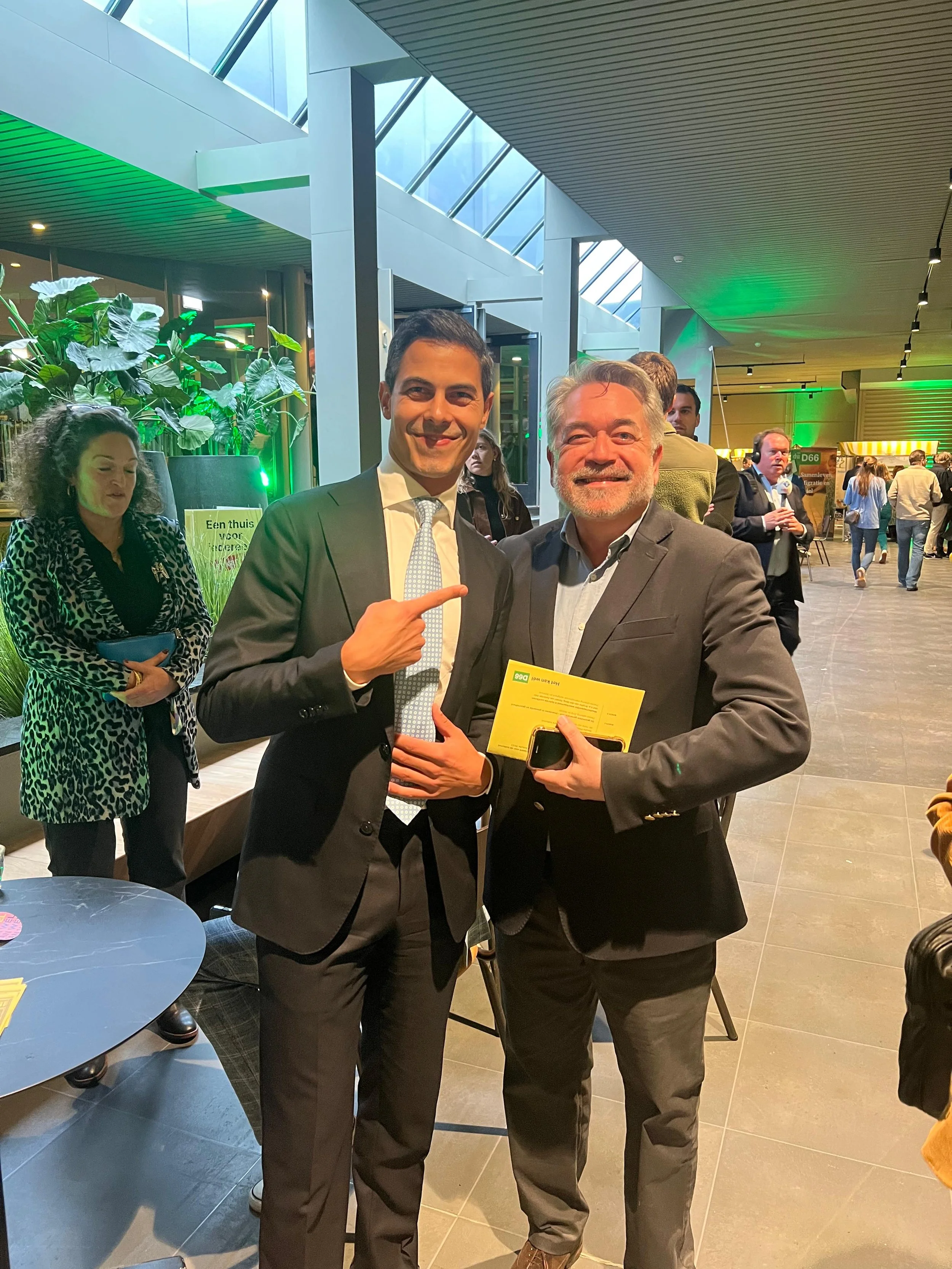 Andrew van Esch en Rob Jetten in Amare.