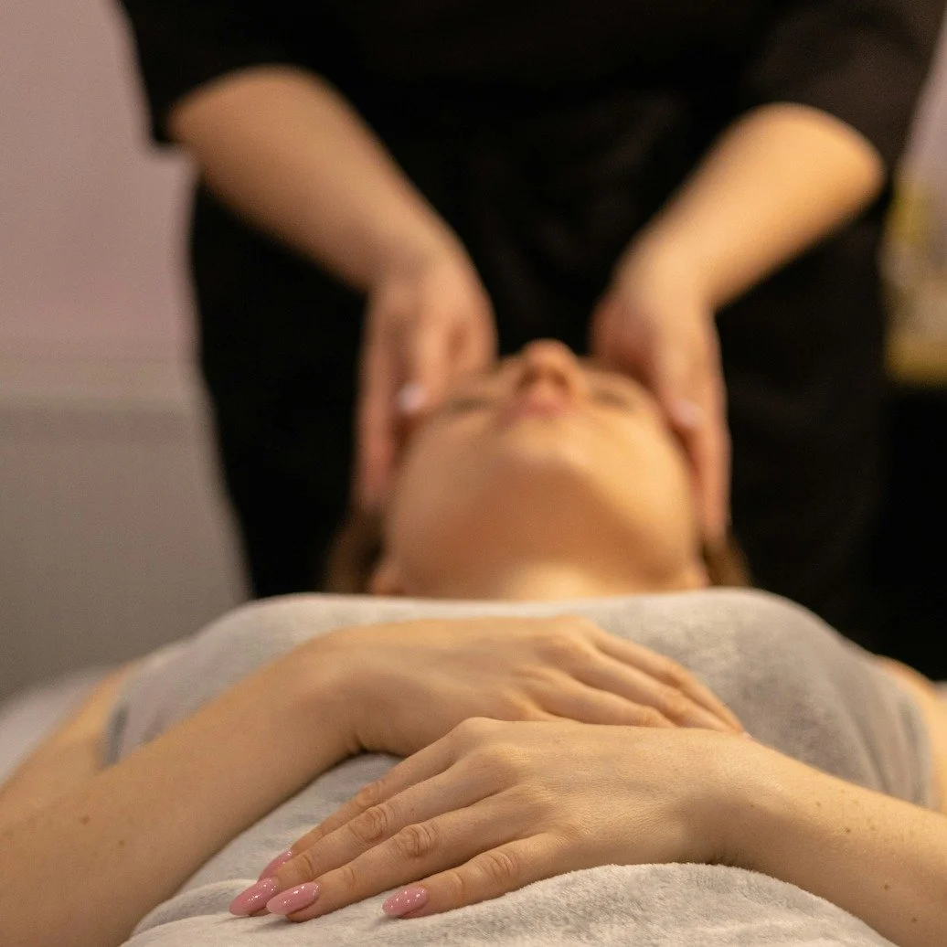 Et si le vrai luxe, c&rsquo;&eacute;tait de dispara&icirc;tre pendant une heure ?
Pas de notifications.
Pas de bruit.
Pas de r&ocirc;le &agrave; jouer.
Juste la chaleur du hammam qui enveloppe,
les tensions qui fondent sous des mains expertes,
et ce 