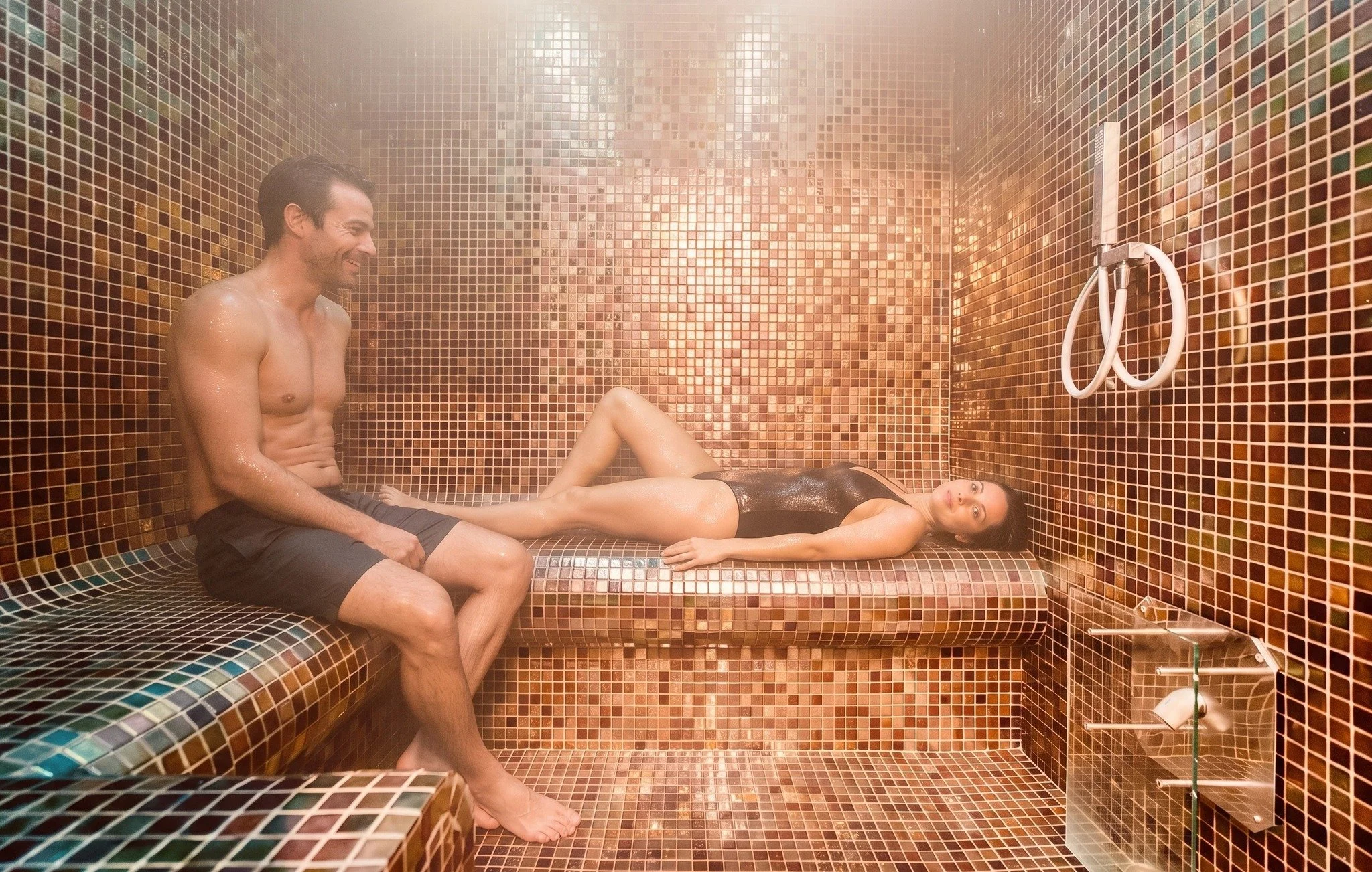 Il vous reste dix jours.
Paris est encore vide. Les rues sont &agrave; vous. Et dans dix jours, tout se referme d'un coup.
Deux temps chez nous.
Le hammam d'abord &mdash; trente minutes de vapeur sur des muscles qui n'ont pas l&acirc;ch&eacute; depui