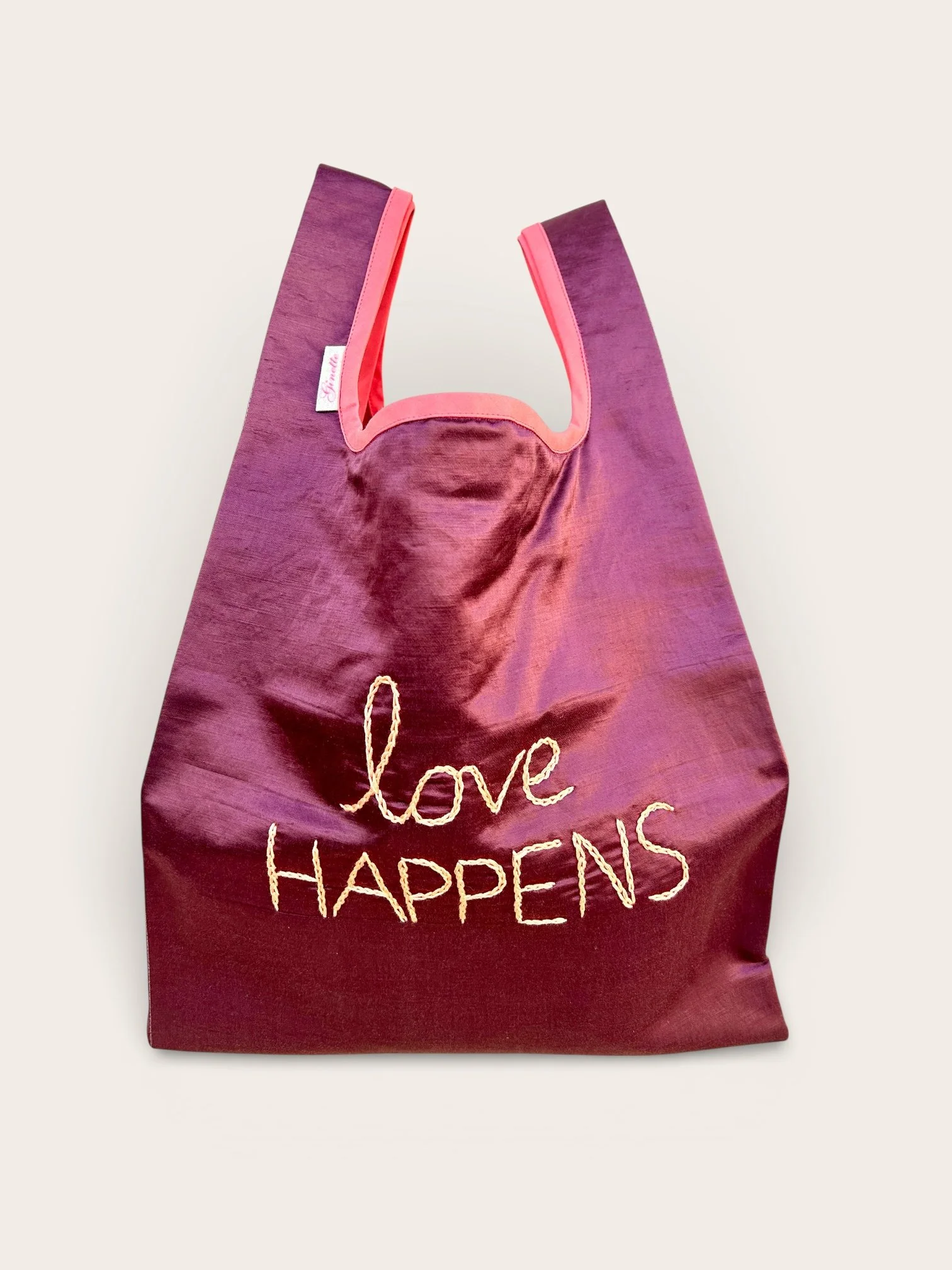 Ginette, das feine Sackerl/ dunkelrot bestickt "love happens"