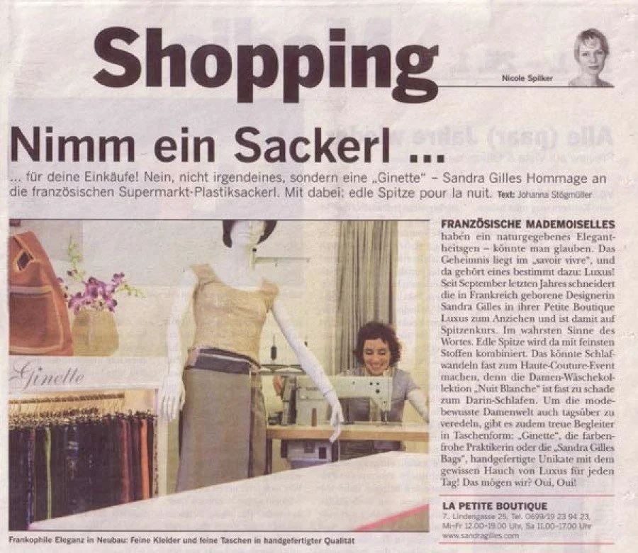 Zeitungsartikel mit dem Titel 'Shopping – Nimm ein Sackerl!' und einem Bild von Sandra Gilles in eihrem ehemaligen Geschäft in Wien.